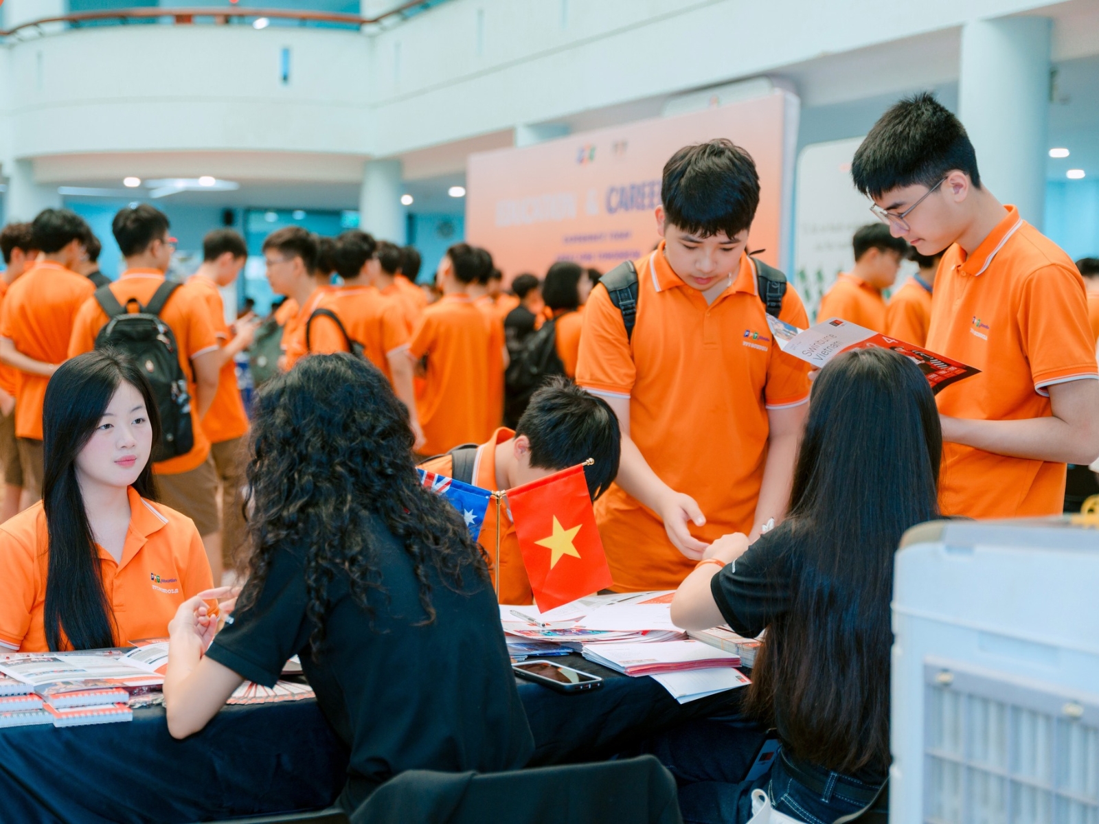 Những nguyên liệu làm báo tường cơ bản nhất