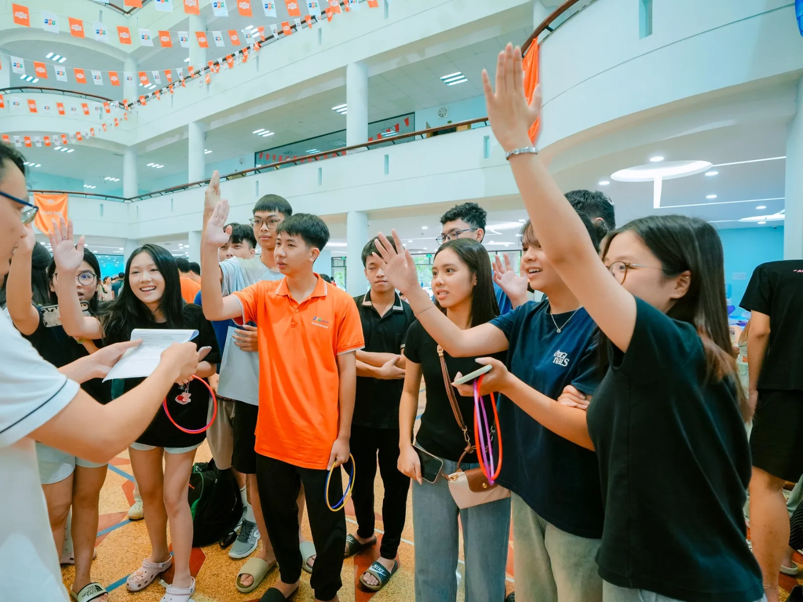 Sống có trách nhiệm là gì? Cách rèn luyện mỗi ngày - FPT Education Rèn luyện trách nhiệm với gia đình và xã hội