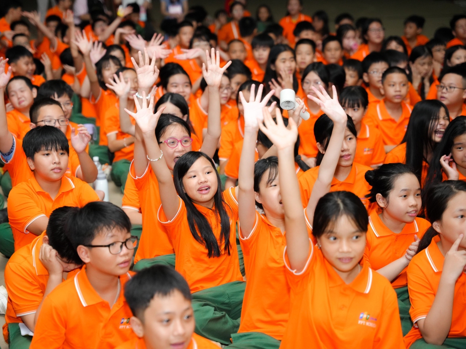 Tôn trọng người khác là gì? Nền tảng giúp trẻ hình thành nhân cách và ứng xử văn minh - FPT Education Dạy con biết lắng nghe và bĩnh tĩnh