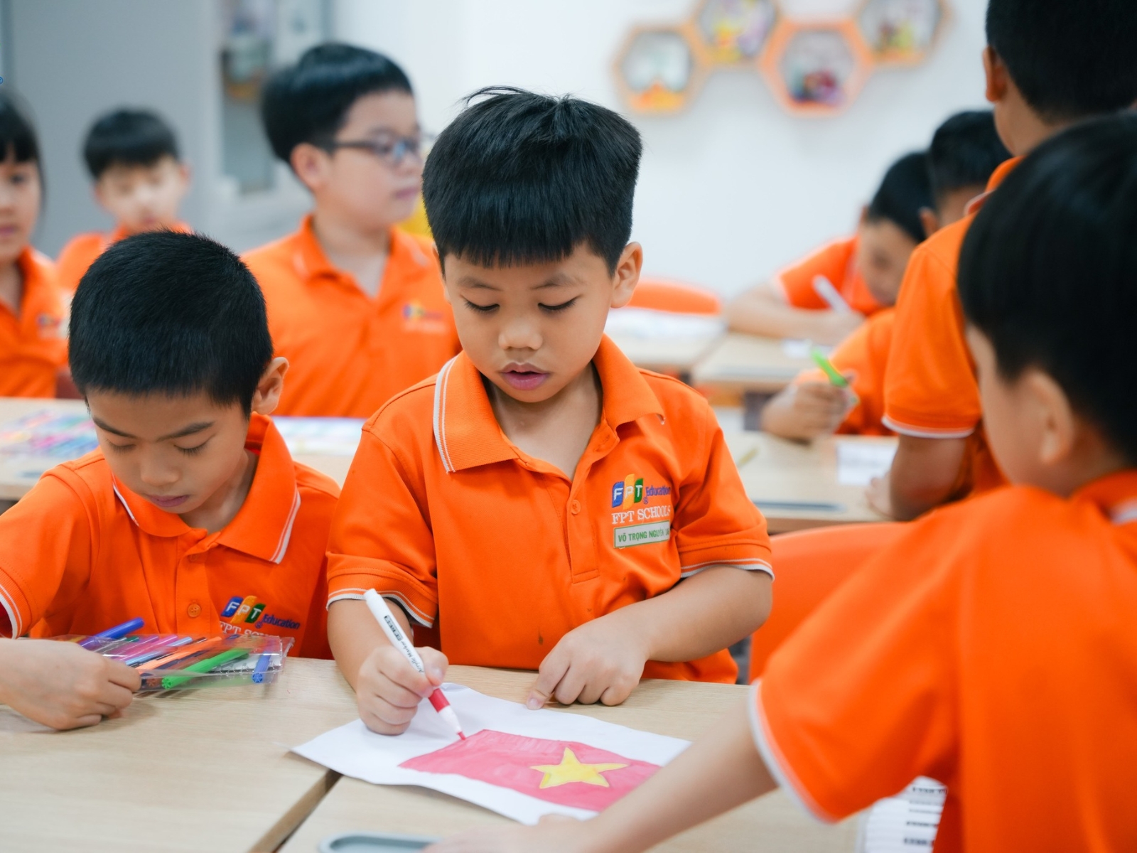 Tôn trọng người khác là gì? Nền tảng giúp trẻ hình thành nhân cách và ứng xử văn minh - FPT Education Thiết lập ranh giới và quy tắc rõ ràng