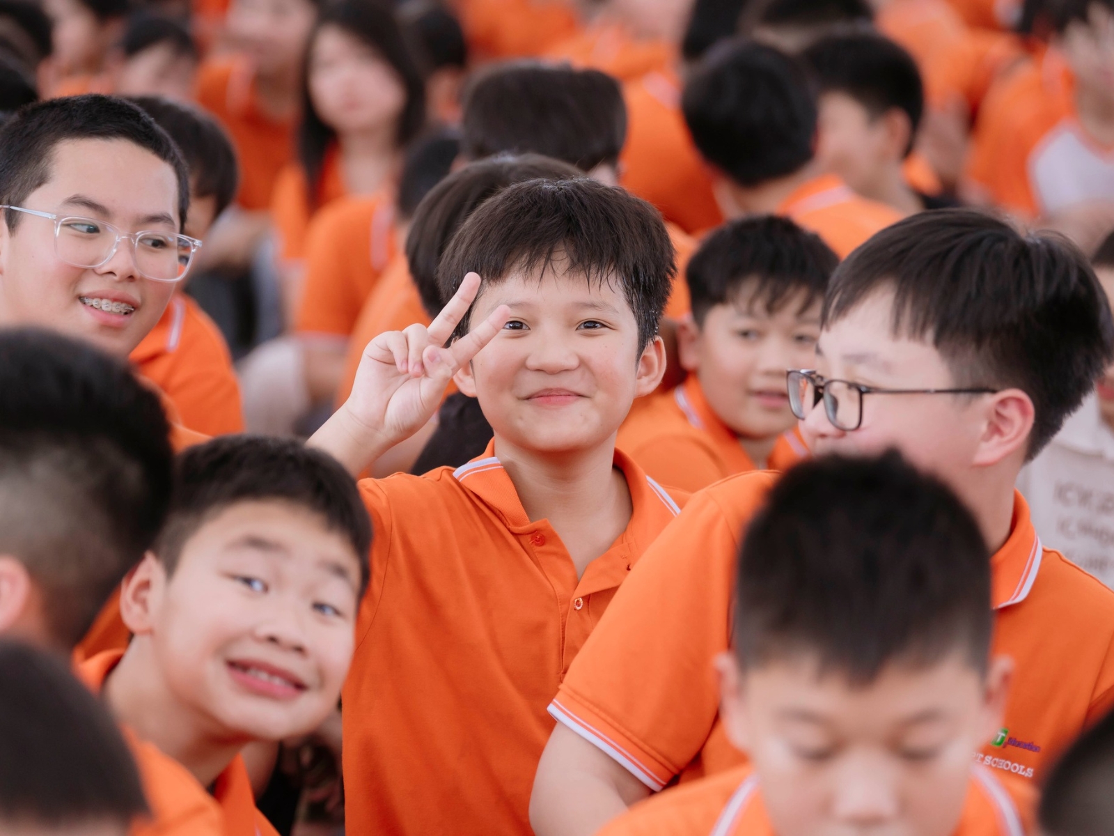 Trung thực là gì? Nền tảng tính cách quan trọng cha mẹ cần dạy con từ sớm - FPT Education Áp lực điểm số, thành tích