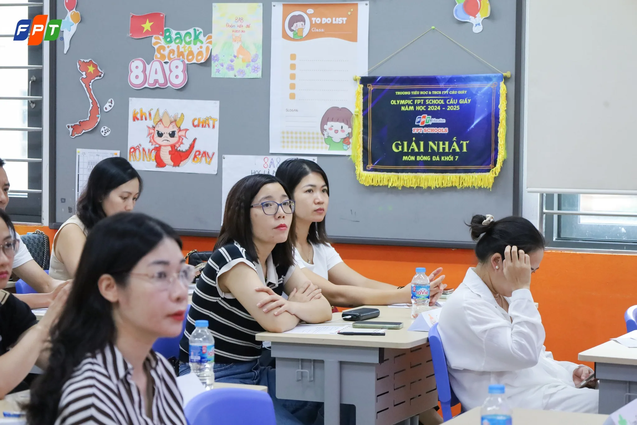 Hướng dẫn 7 cách dạy con tuổi dậy thì mà cha mẹ cần biết - FPT Education cách dạy con tuổi dậy thì