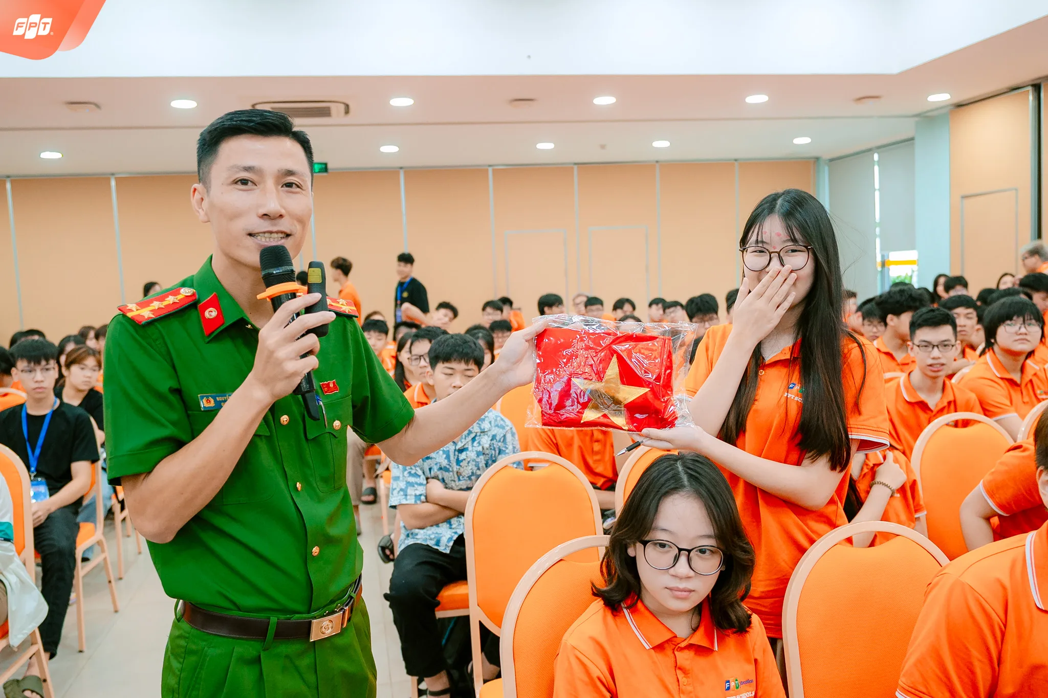 Hướng dẫn 7 cách dạy con tuổi dậy thì mà cha mẹ cần biết - FPT Education cách dạy con tuổi dậy thì