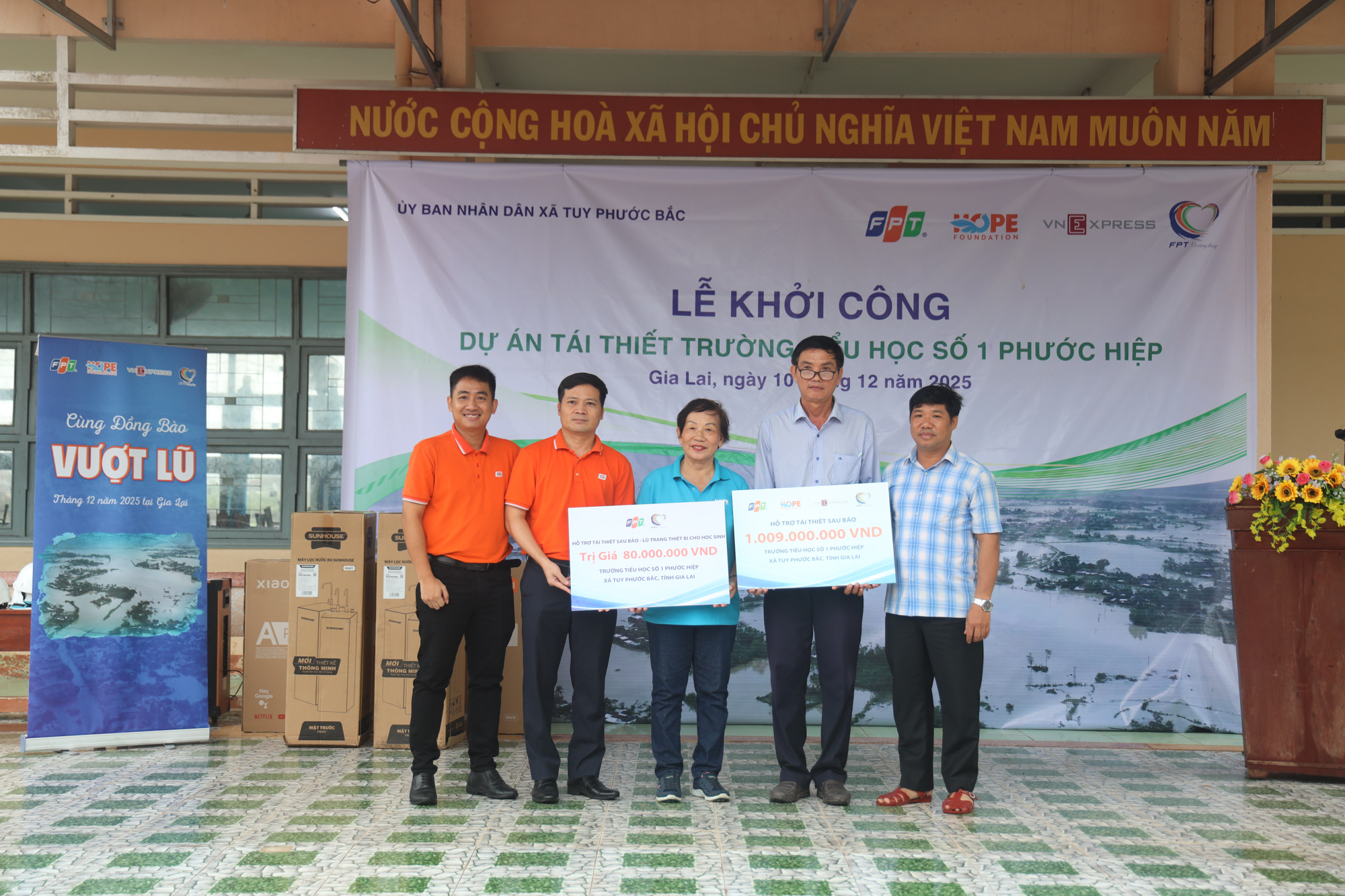 FPT Schools đồng hành lan tỏa yêu thương đến học sinh vùng bão lũ tại Gia Lai - FPT Education Đại diện FPT trao tài trợ, khởi công dự án sửa chữa, tái thiết tại điểm trường Tiểu học số 1 Phước Hiệp.