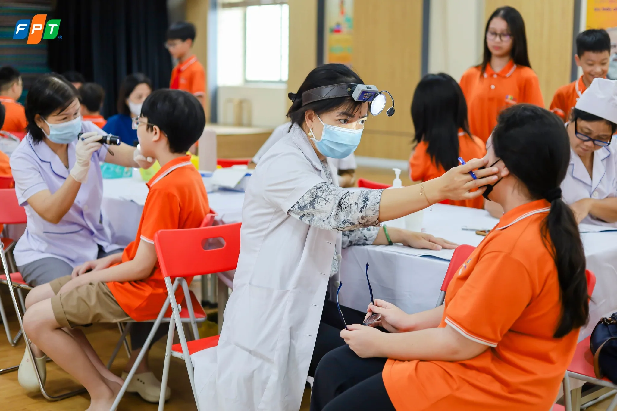 Hướng dẫn 7 cách dạy con tuổi dậy thì mà cha mẹ cần biết - FPT Education cách dạy con tuổi dậy thì