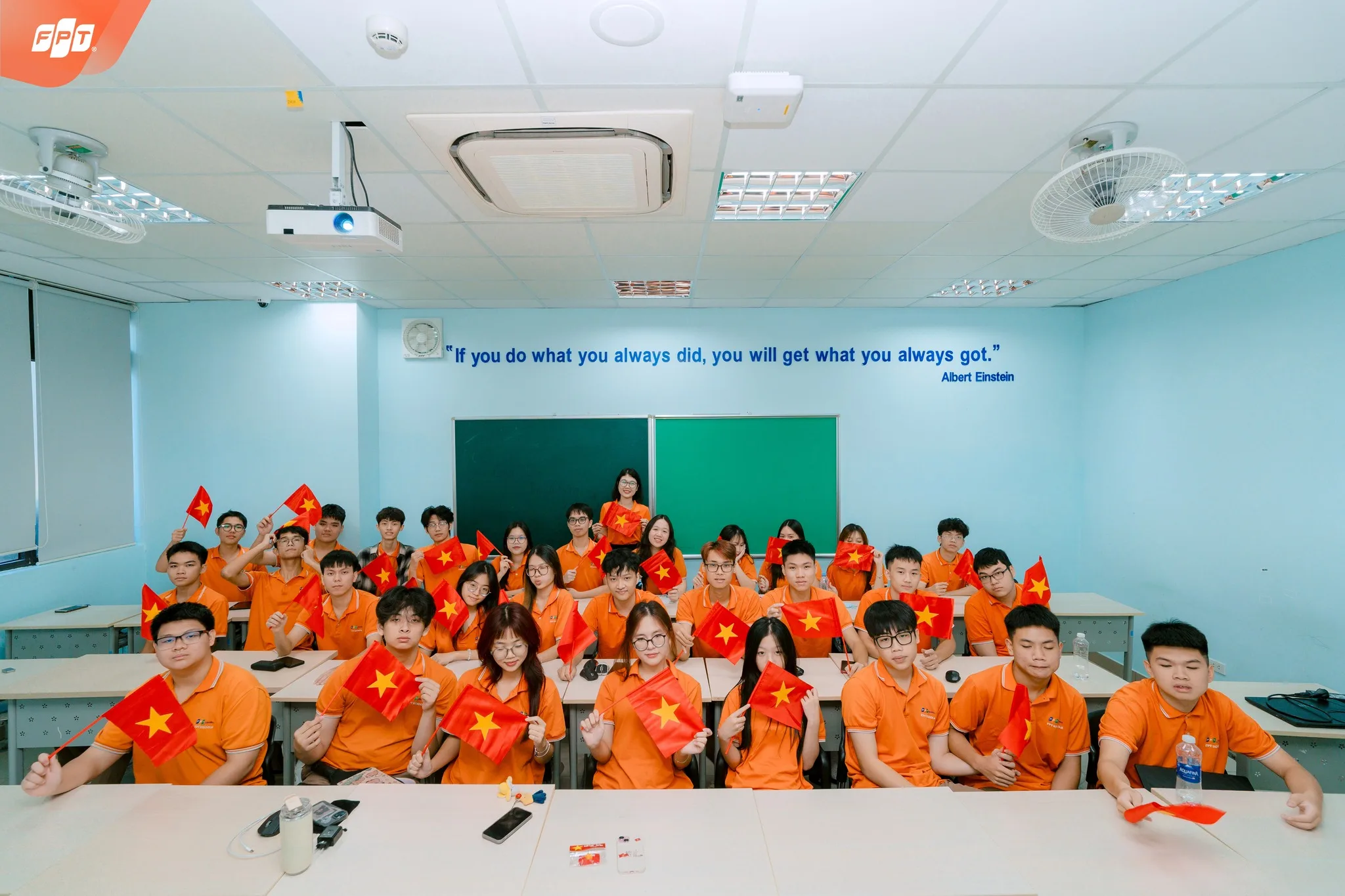 Hướng dẫn 7 cách dạy con tuổi dậy thì mà cha mẹ cần biết - FPT Education cách dạy con tuổi dậy thì