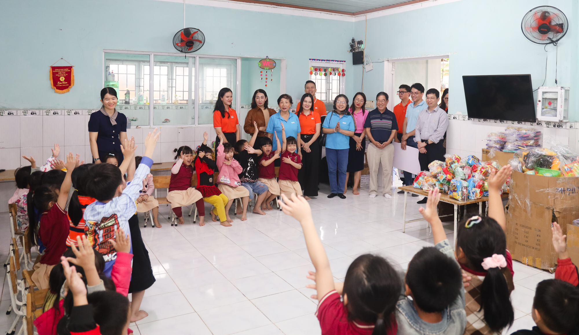 FPT Schools đồng hành lan tỏa yêu thương đến học sinh vùng bão lũ tại Gia Lai - FPT Education Cô chú nhà FPT đến thăm, tặng quà các em nhỏ tại Trường Mẫu giáo Nhơn Bình - điểm KV8.