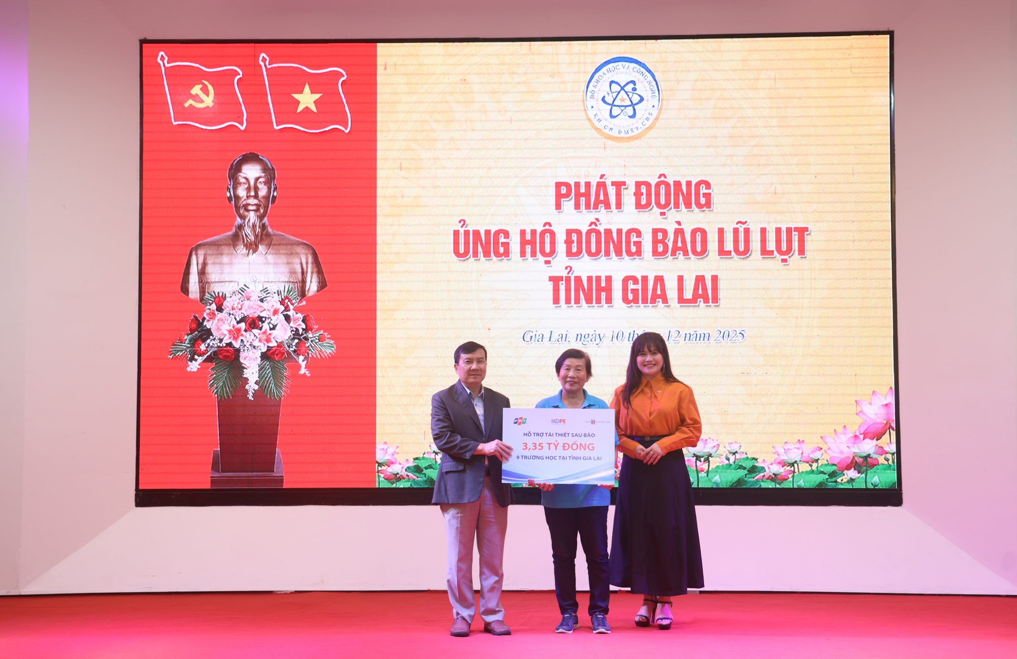 FPT Schools đồng hành lan tỏa yêu thương đến học sinh vùng bão lũ tại Gia Lai - FPT Education Bà Trương Thị Thanh Thanh (áo xanh) và bà Phạm Ngọc Anh, Chánh văn phòng FPT, đại diện trao tặng tại chương trình phát động.