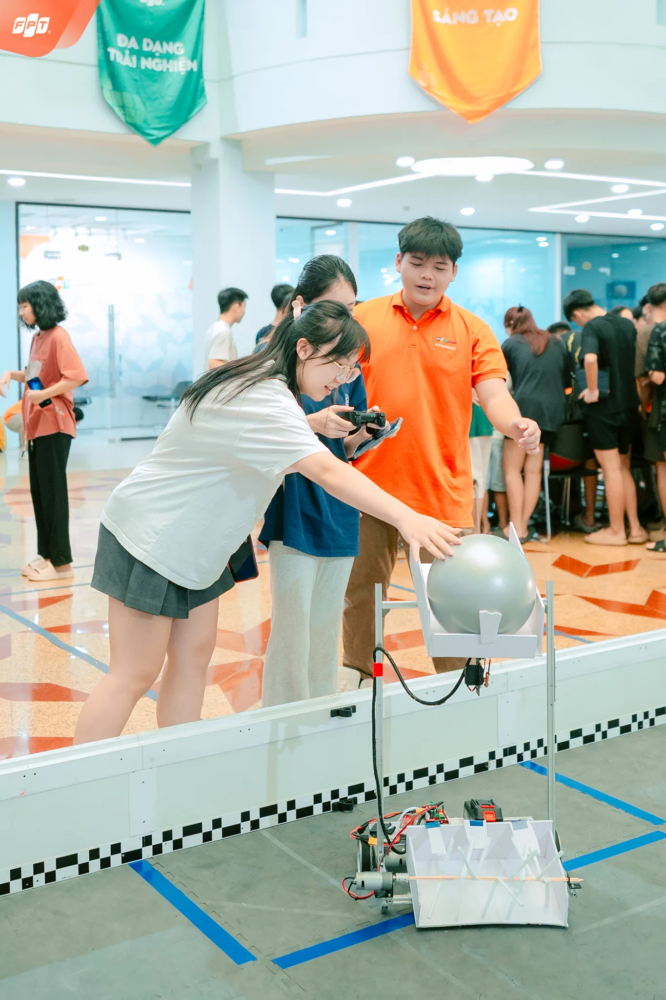Hướng dẫn 7 cách dạy con tuổi dậy thì mà cha mẹ cần biết - FPT Education cách dạy con tuổi dậy thì