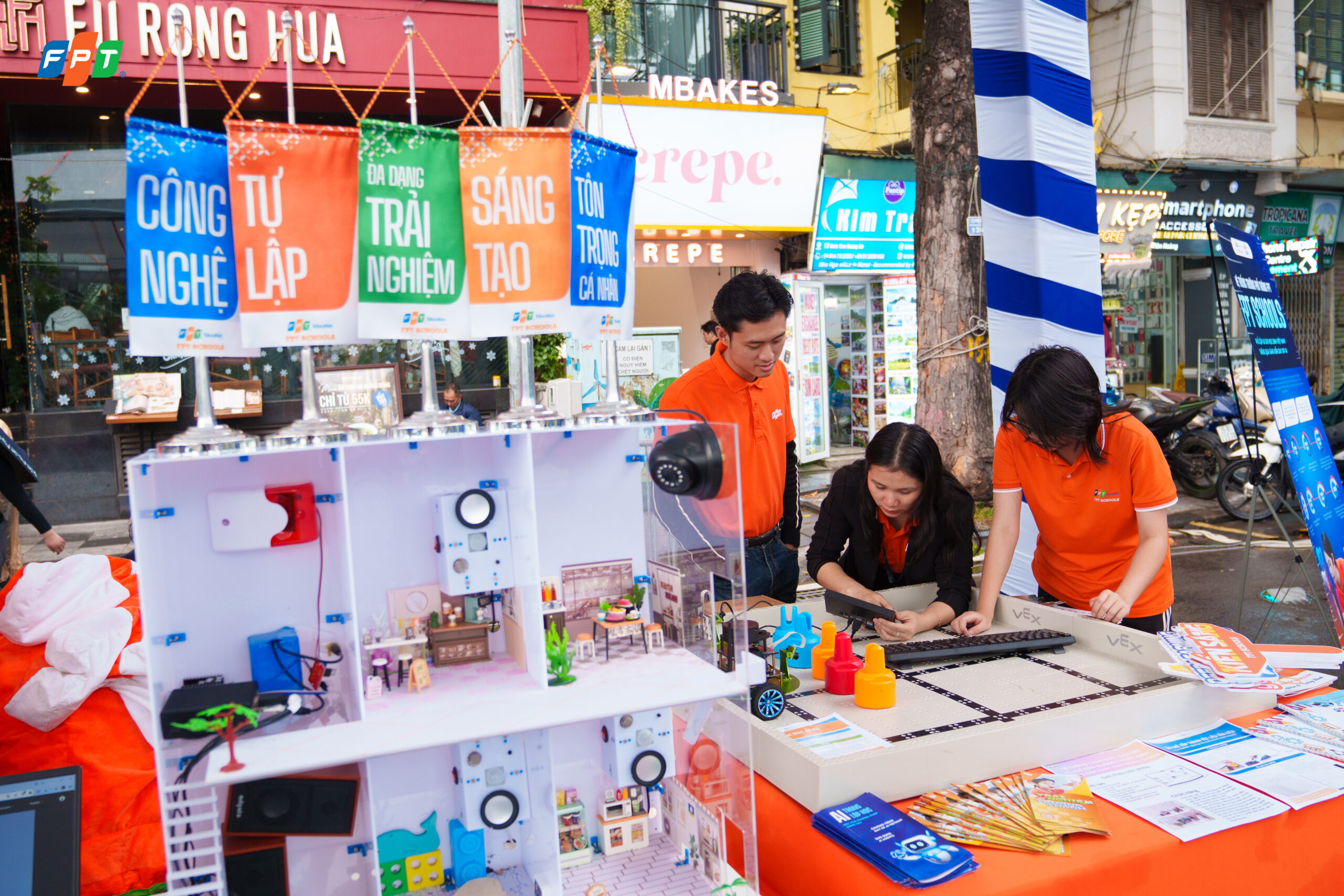 FPT Schools mang loạt sản phẩm công nghệ của thầy cô và học sinh tới Techfest 2025 - FPT Education FPT Schools mang loạt sản phẩm công nghệ của thầy cô và học sinh tới Techfest 2025 | FPT Schools