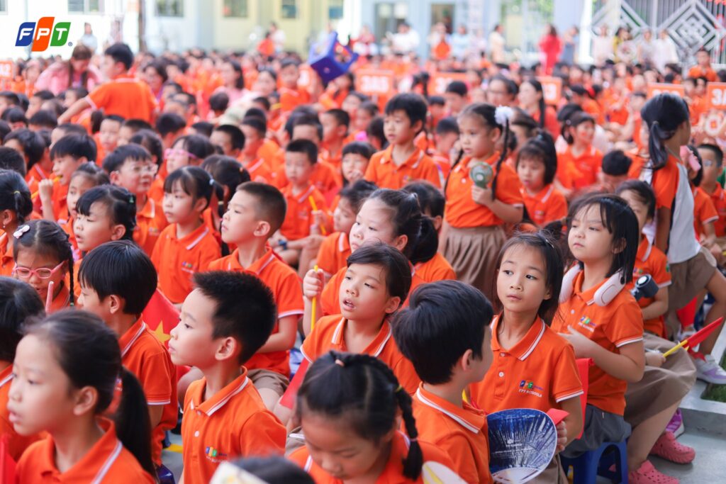 7 Cách dạy con kiên trì và không bỏ cuộc ba mẹ cần biết - FPT Education Khuyến khích và tạo môi trường hỗ trợ