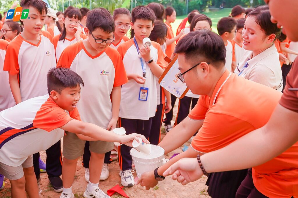 7 Cách dạy con kiên trì và không bỏ cuộc ba mẹ cần biết - FPT Education Nêu gương tốt cho con bằng hành động thực tế