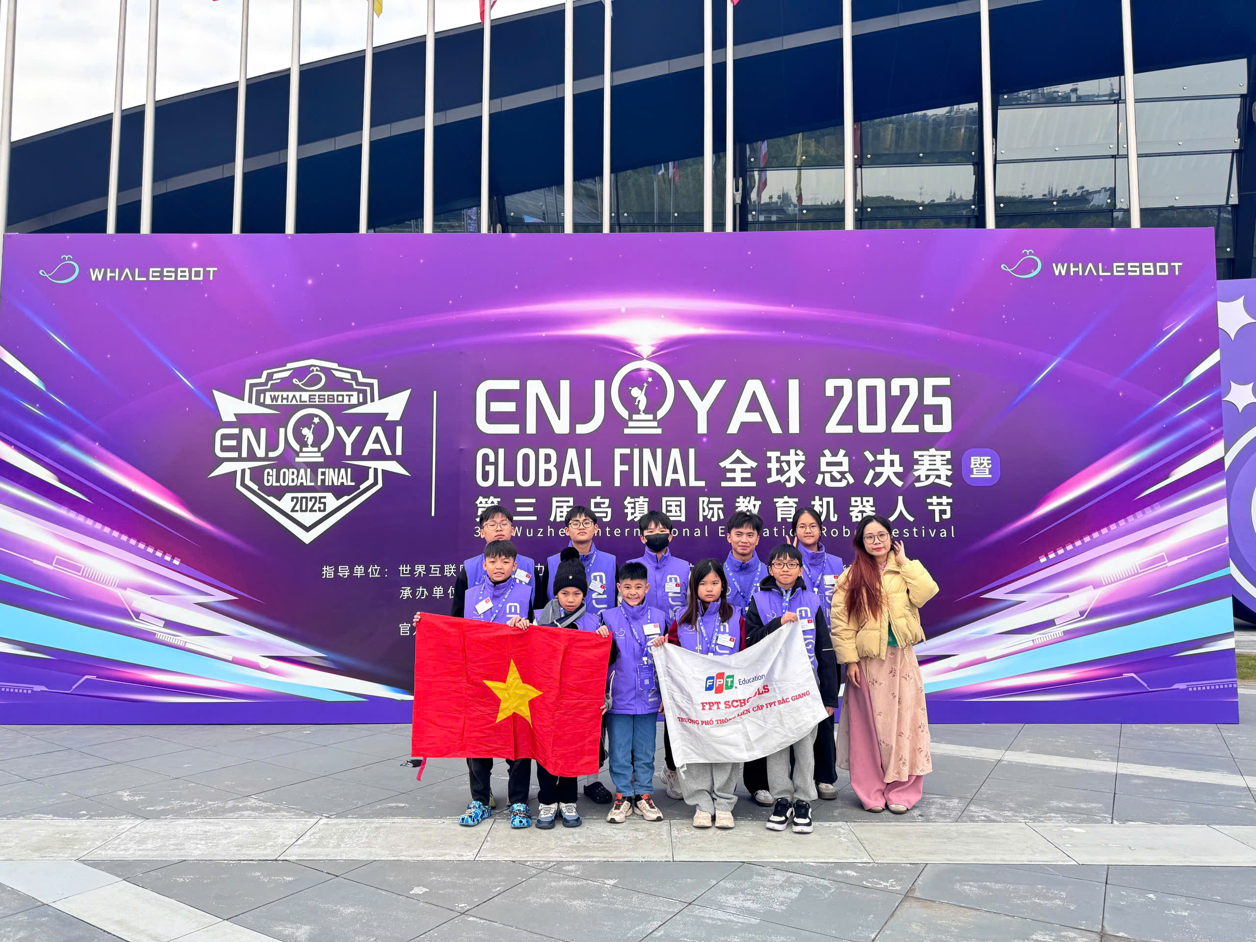 Học sinh FPT lần thứ hai liên tiếp giành giải Nhất thế giới tại cuộc thi Enjoy AI 2025 - FPT Education Các thí sinh của FSchool Bắc Giang và cô giáo tại sân chơi Enjoy AI 2025