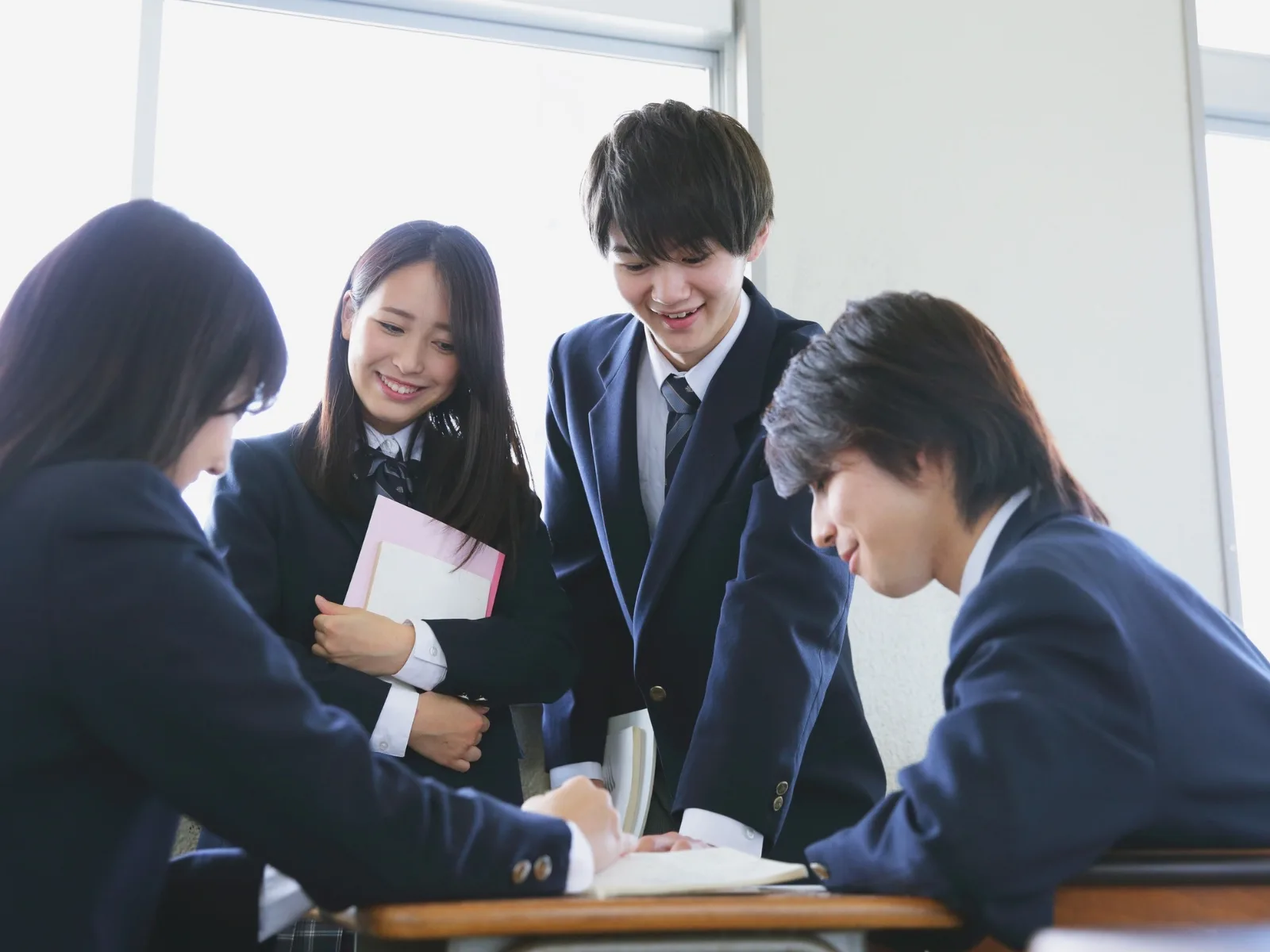 Cách dạy trẻ 12 tuổi bướng bỉnh để không làm tổn thương con - FPT Education Cách dạy trẻ 12 tuổi bướng bỉnh
