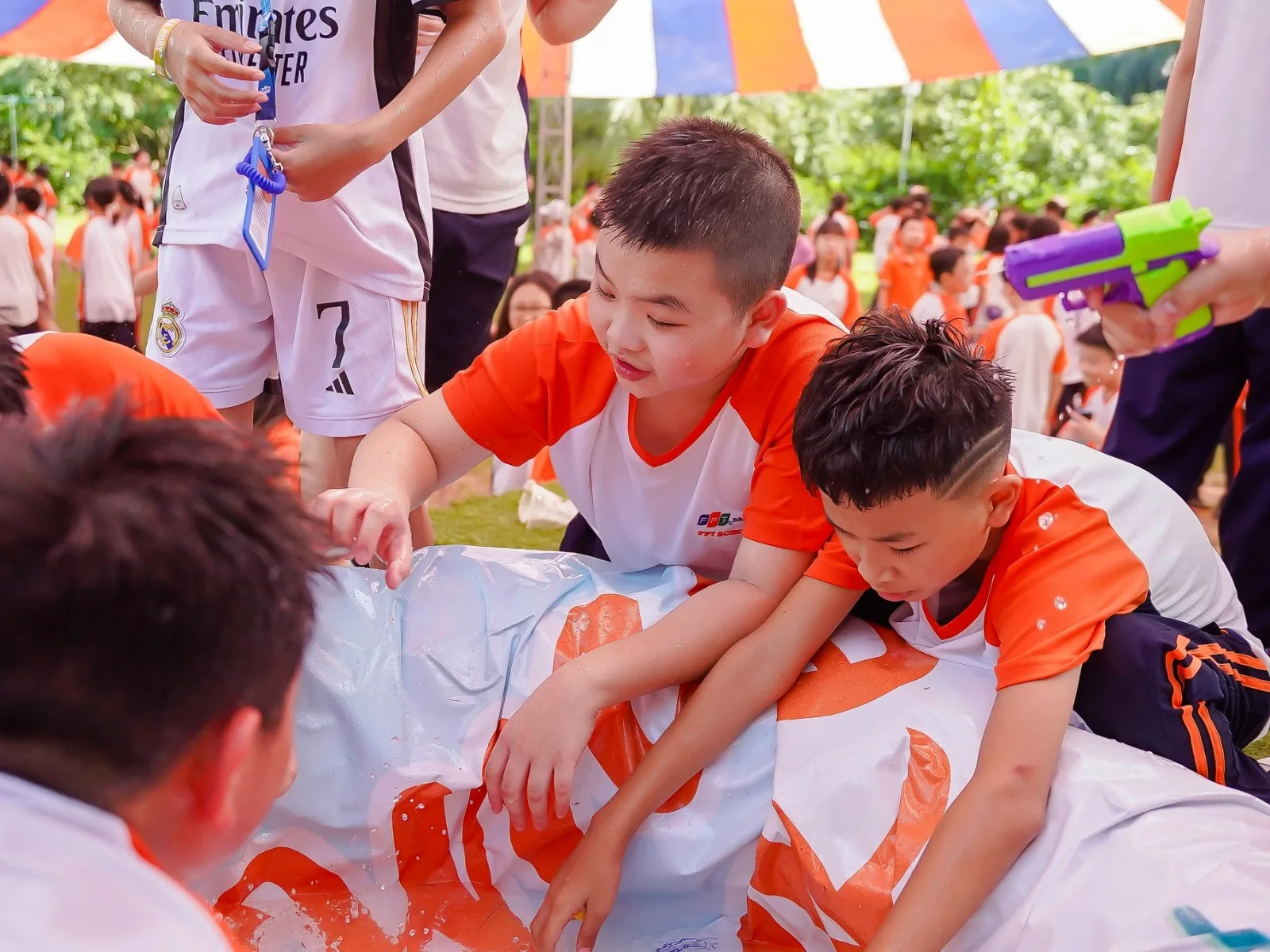 Cách rèn luyện lòng biết ơn từ những điều nhỏ nhất mỗi ngày - FPT Education Viết thư cảm ơn hoặc nhật ký cảm xúc