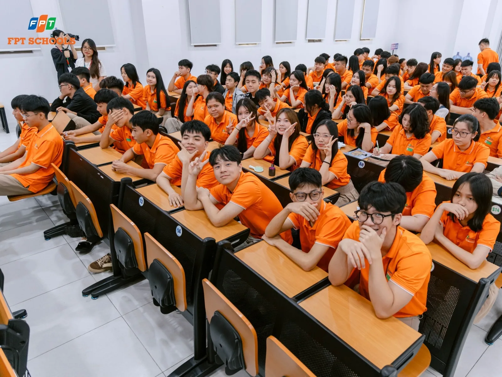 Chương trình giáo dục phổ thông cũ là gì? Nội dung, đặc điểm và so sánh với chương trình mới - FPT Education Ít đánh giá năng lực thực tiễn và quá trình học tập