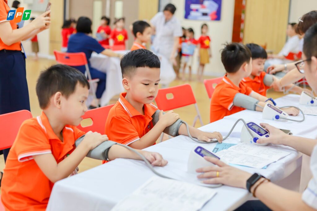 Khi con học lớp 1 tiếp thu chậm, cha mẹ nên bắt đầu từ đâu? - FPT Education con học lớp 1 tiếp thu chậm