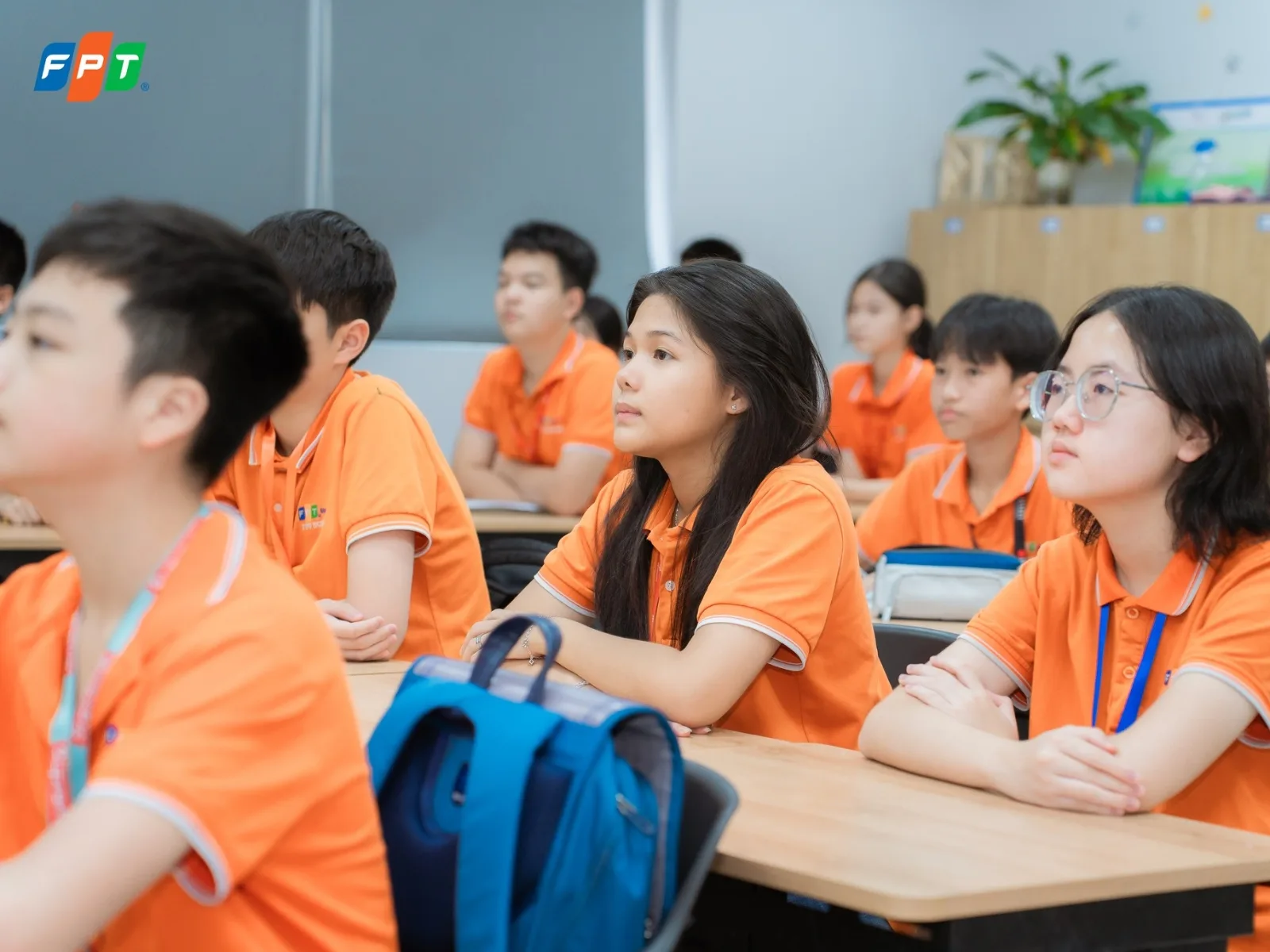 Con trầm tính, ít nói phải làm sao? Tổng hợp những giải pháp nhẹ nhàng mà hiệu quả - FPT Education Dấu hiệu trẻ trầm tính, ít nói
