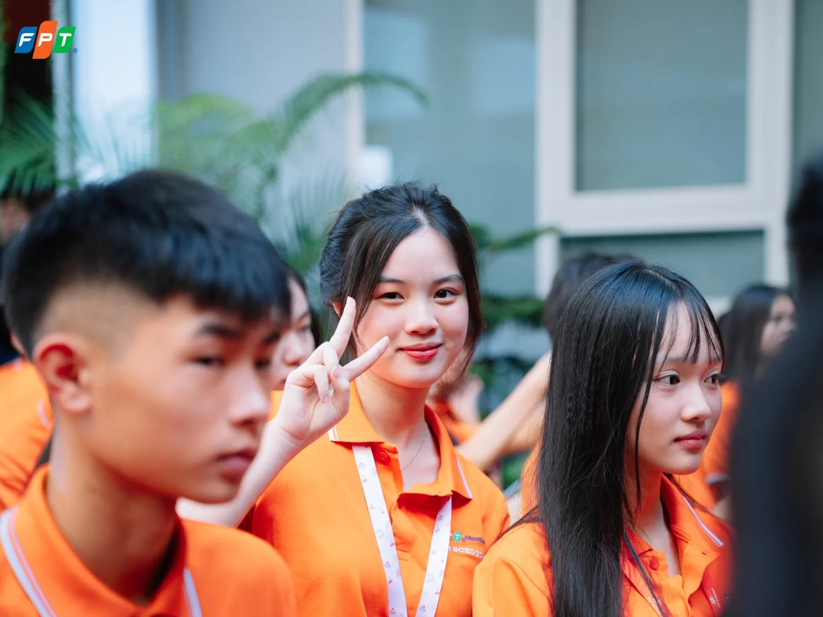 Con trầm tính, ít nói phải làm sao? Tổng hợp những giải pháp nhẹ nhàng mà hiệu quả - FPT Education Trẻ thường tránh nhìn thẳng vào mắt người đối diện khi trò chuyện