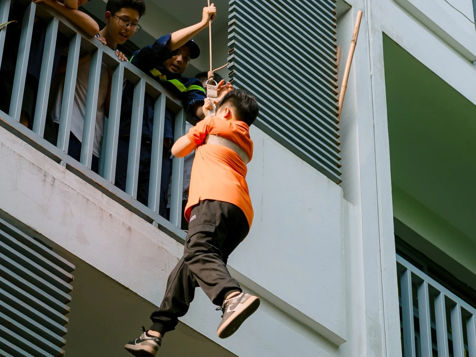 Đồng cảm là gì? Ý nghĩa và cách rèn luyện khả năng đồng cảm - FPT Education Thái độ tích cực và kiên nhẫn trong giao tiếp