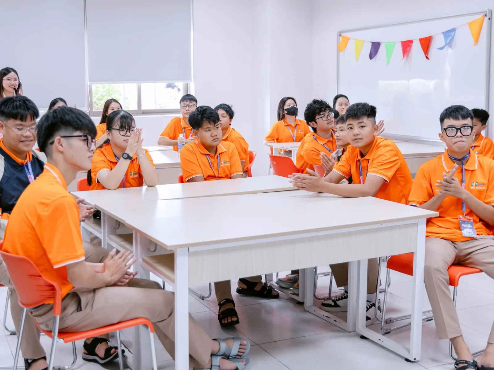 Đồng cảm là gì? Ý nghĩa và cách rèn luyện khả năng đồng cảm - FPT Education Đồng cảm giúp xây dựng mối quan hệ gắn bó