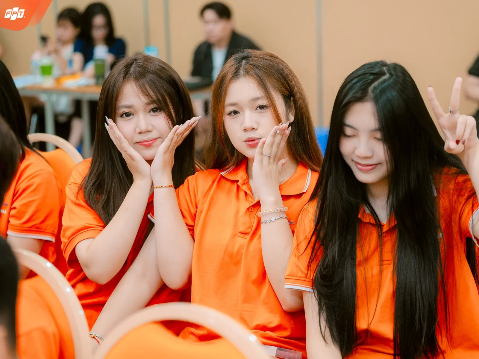 Đồng cảm là gì? Ý nghĩa và cách rèn luyện khả năng đồng cảm - FPT Education Nâng cao khả năng xử lý xung đột và giải quyết vấn đề