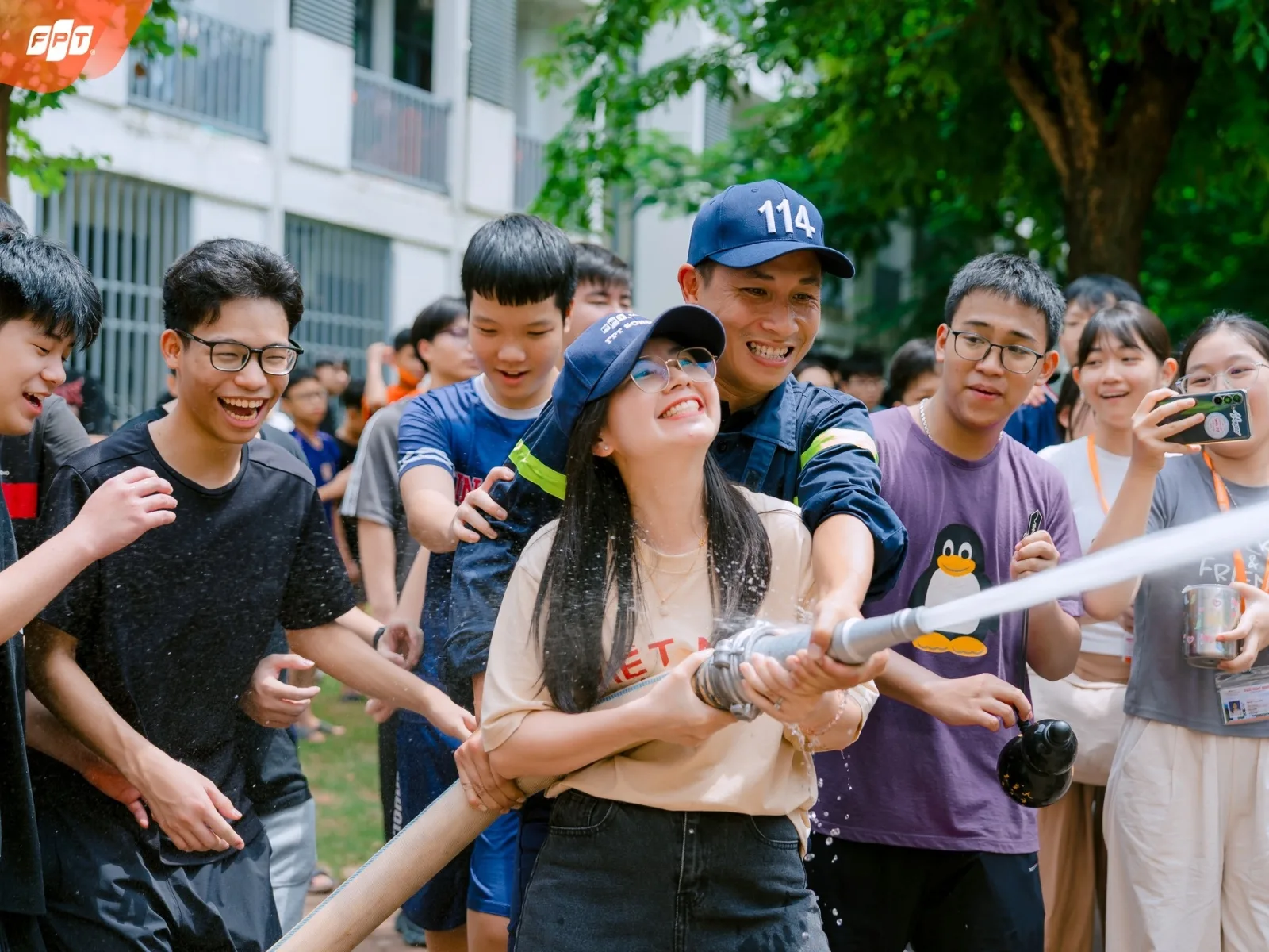 Đồng cảm là gì? Ý nghĩa và cách rèn luyện khả năng đồng cảm - FPT Education Kỹ năng tự nhận thức và kiểm soát cảm xúc