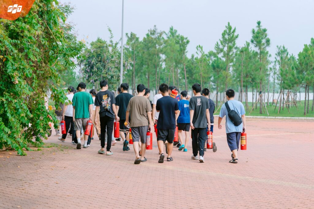 Giáo dục pháp luật và năng lực tự bảo vệ của học sinh - FPT Education giáo dục pháp luật