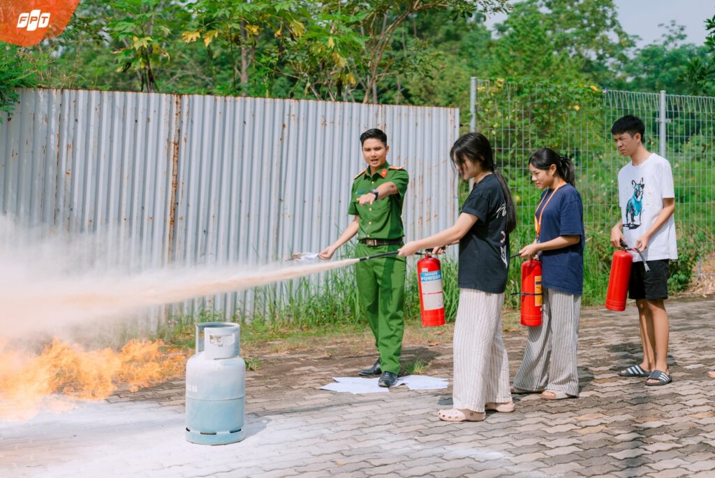 Giáo dục pháp luật và năng lực tự bảo vệ của học sinh - FPT Education giáo dục pháp luật