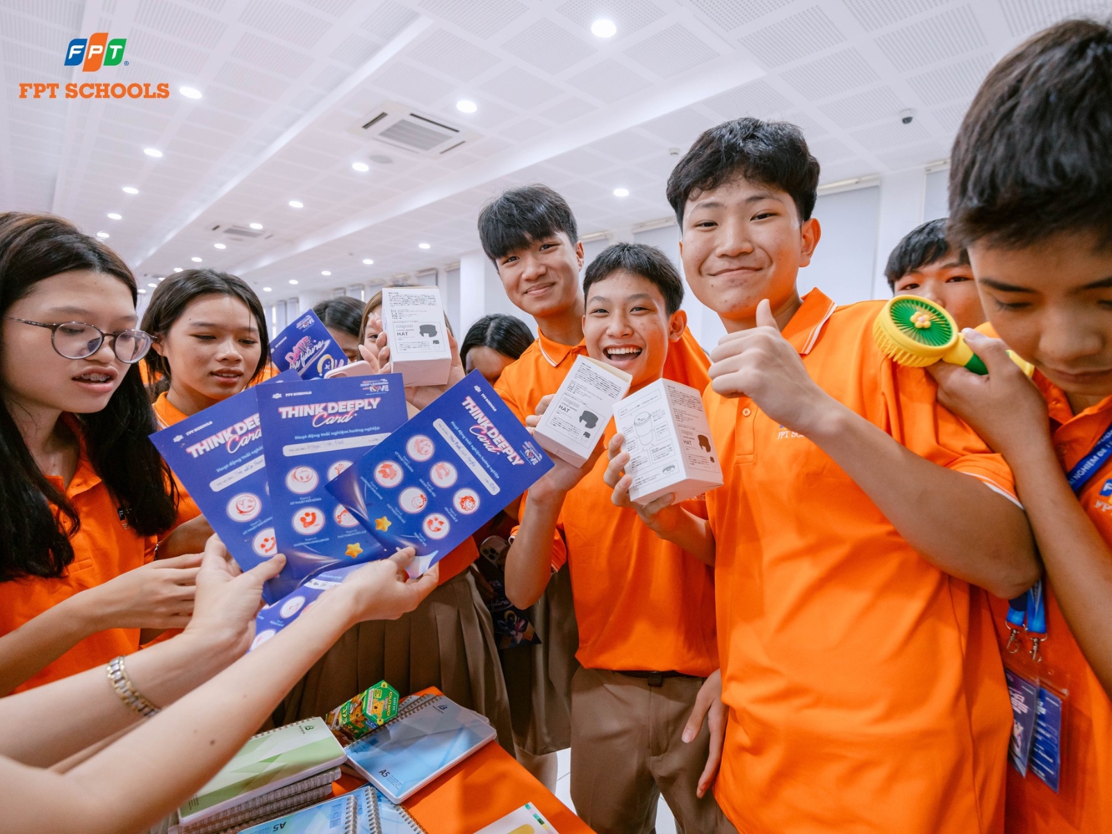 Giáo dục trí tuệ cảm xúc là gì? Vai trò và cách rèn luyện hiệu quả - FPT Education Giáo dục trí tuệ cảm xúc quan trọng như thế nào trong bối cảnh hiện nay?