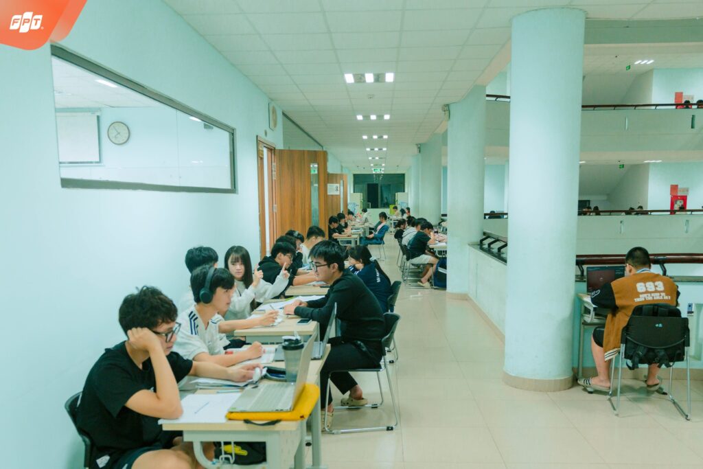 Giờ tự học buổi tối - Nền tảng hình thành tính tự chủ trong học tập tại trường THPT FPT Hà Nội | FPT Schools