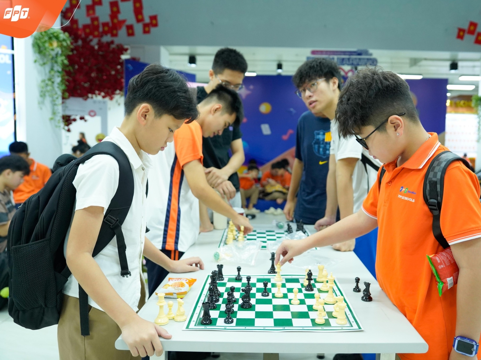 Hệ sinh thái giáo dục là gì? Vai trò và sự tương tác giữa các thành phần - FPT Education Hệ sinh thái giáo dục là gì?