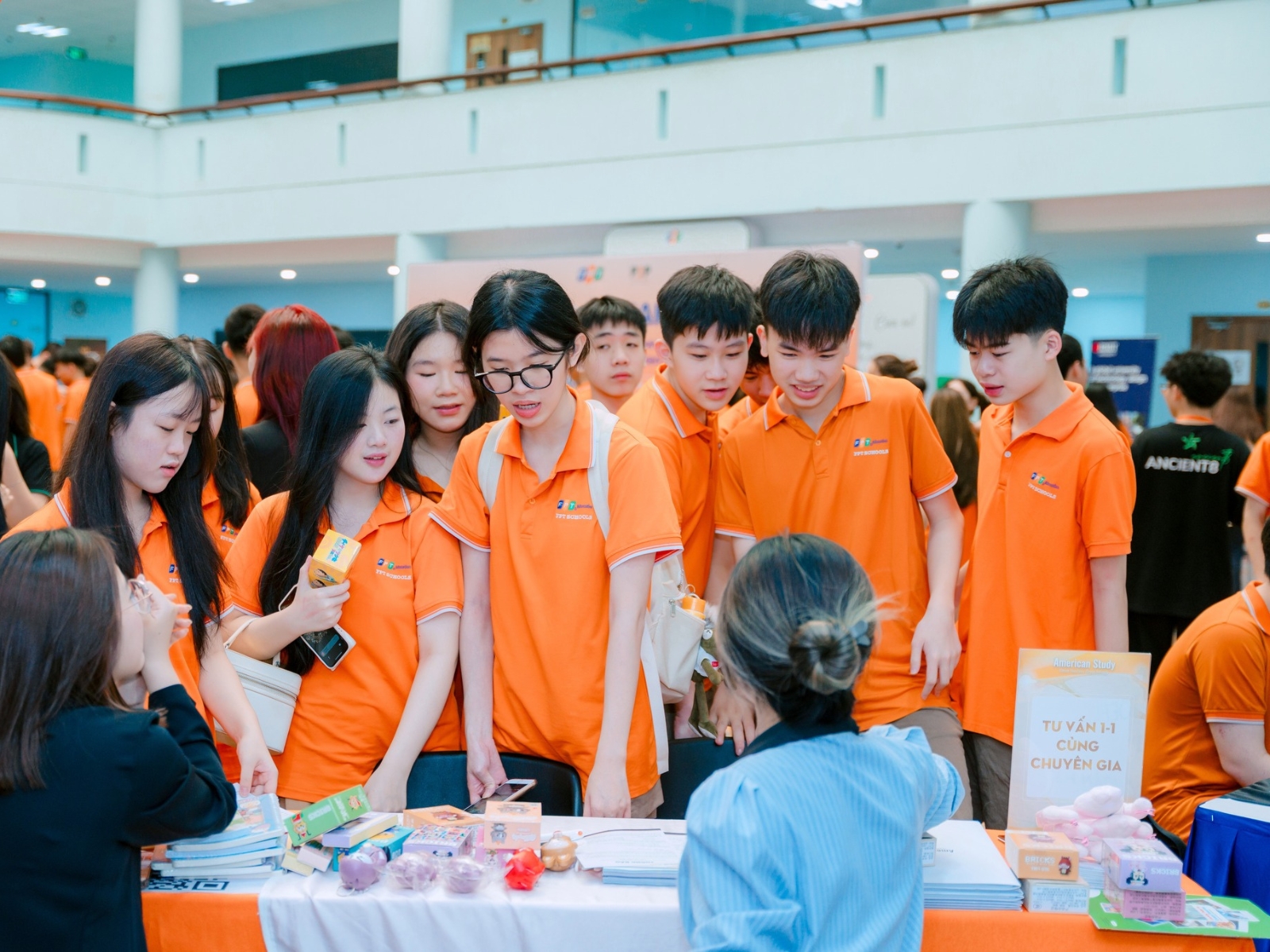 Hệ sinh thái giáo dục là gì? Vai trò và sự tương tác giữa các thành phần - FPT Education Các thành phần chính của hệ sinh thái giáo dục