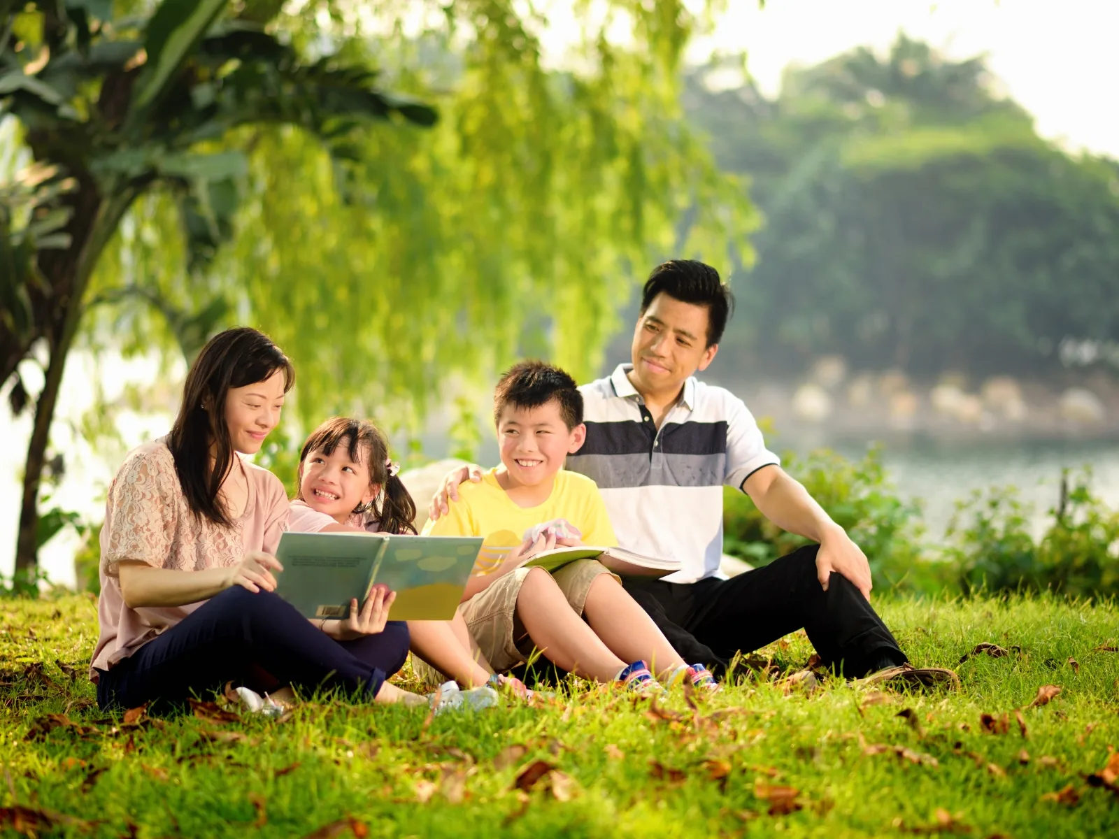 Khoảng cách thế hệ là gì? Những hiểu lầm khiến cha mẹ và con cái xa cách | FPT Schools