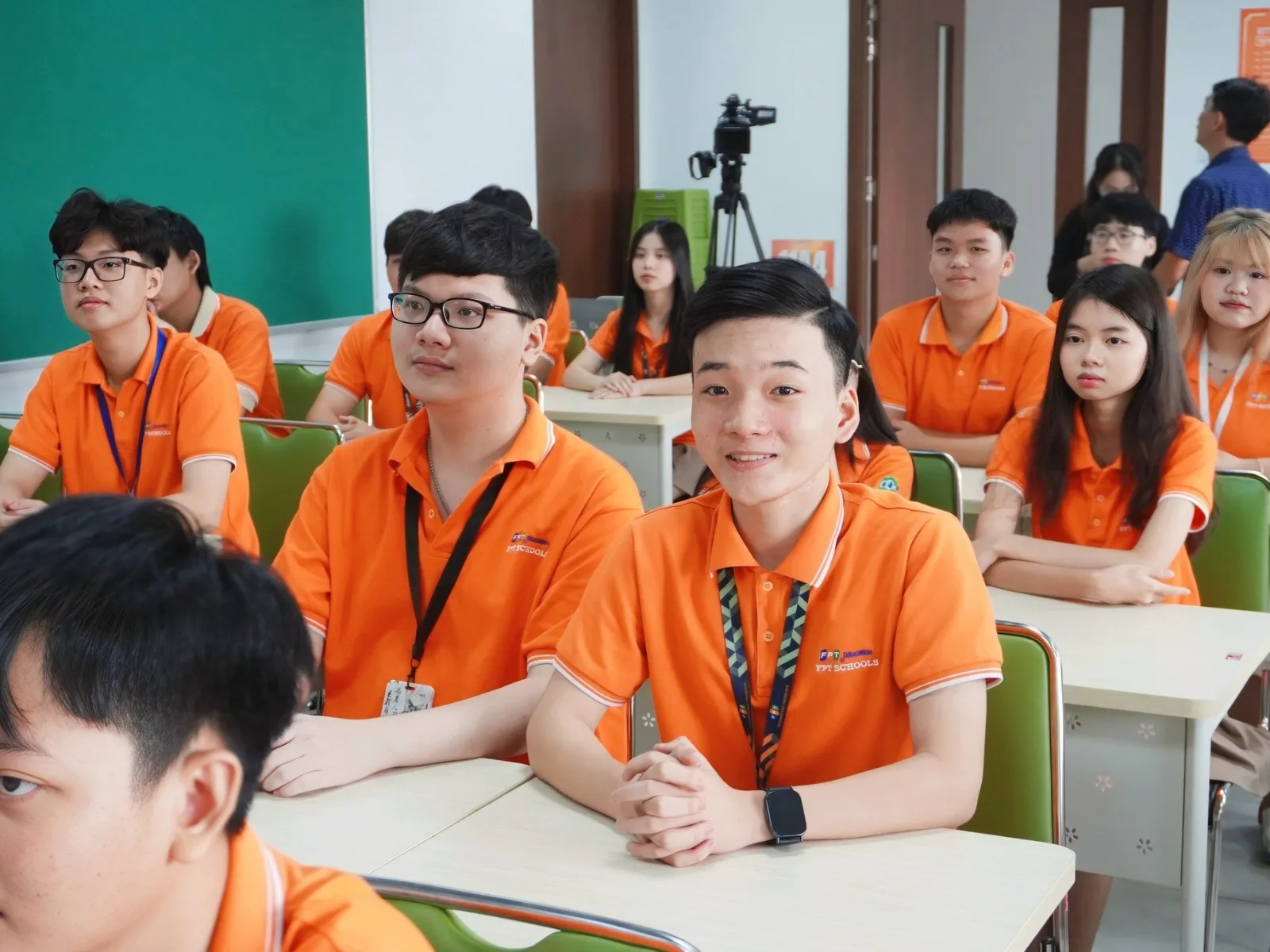 Kỹ năng đối phó với người lạ trong các tình huống thường gặp - FPT Education Kỹ năng đối phó với người lạ trong các tình huống thường gặp