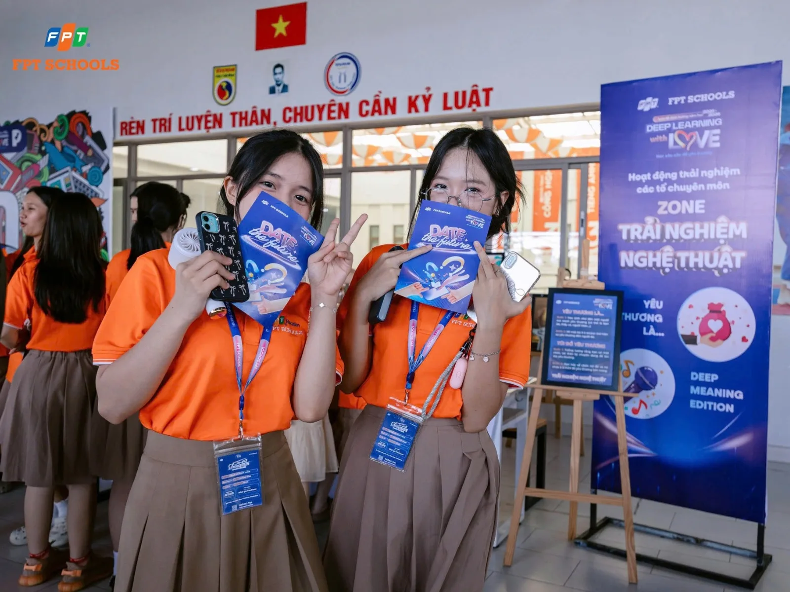 Kỹ năng đối phó với người lạ trong các tình huống thường gặp - FPT Education Kỹ năng đối phó với người lạ trong các tình huống thường gặp