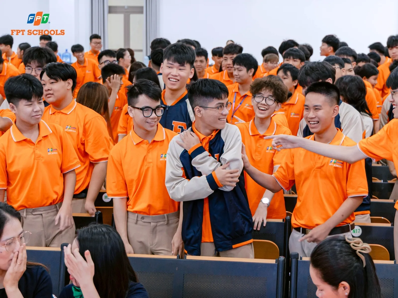 Làm sao để con thích học tiếng Anh? 12 cách giúp trẻ yêu ngôn ngữ tự nhiên mỗi ngày - FPT Education Luôn duy trì sự vui vẻ – nhẹ nhàng
