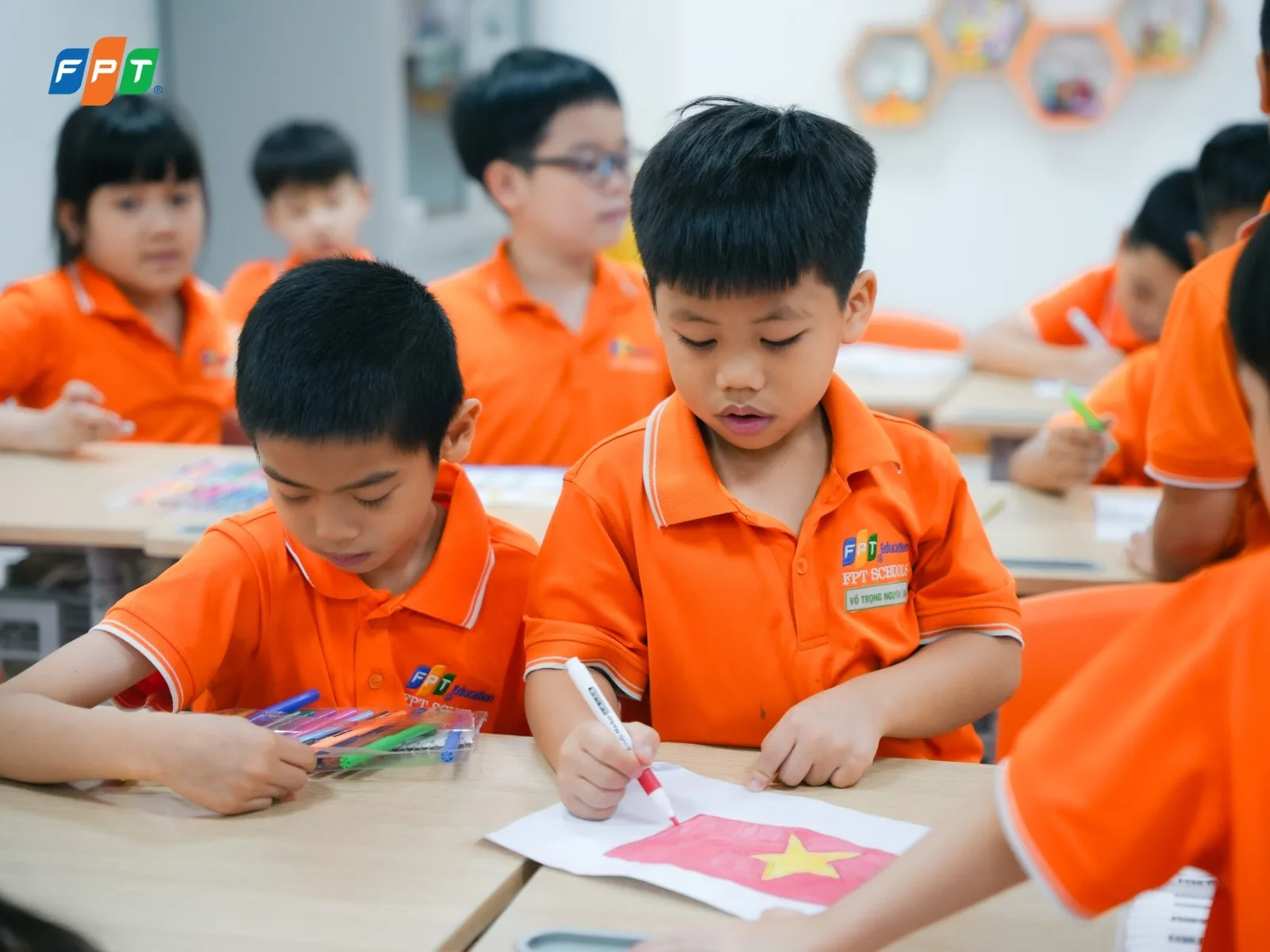 Làm sao để con thích học tiếng Anh? 12 cách giúp trẻ yêu ngôn ngữ tự nhiên mỗi ngày - FPT Education Làm sao để con thích học tiếng Anh? 12 cách ba mẹ có thể áp dụng ngay