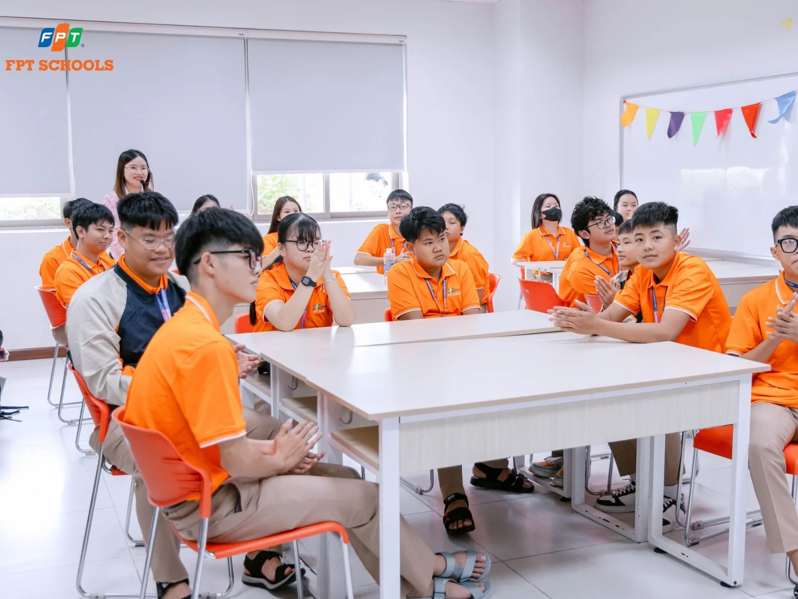 Làm sao để con thích học tiếng Anh? 12 cách giúp trẻ yêu ngôn ngữ tự nhiên mỗi ngày - FPT Education Ba mẹ làm gương – cùng học với con