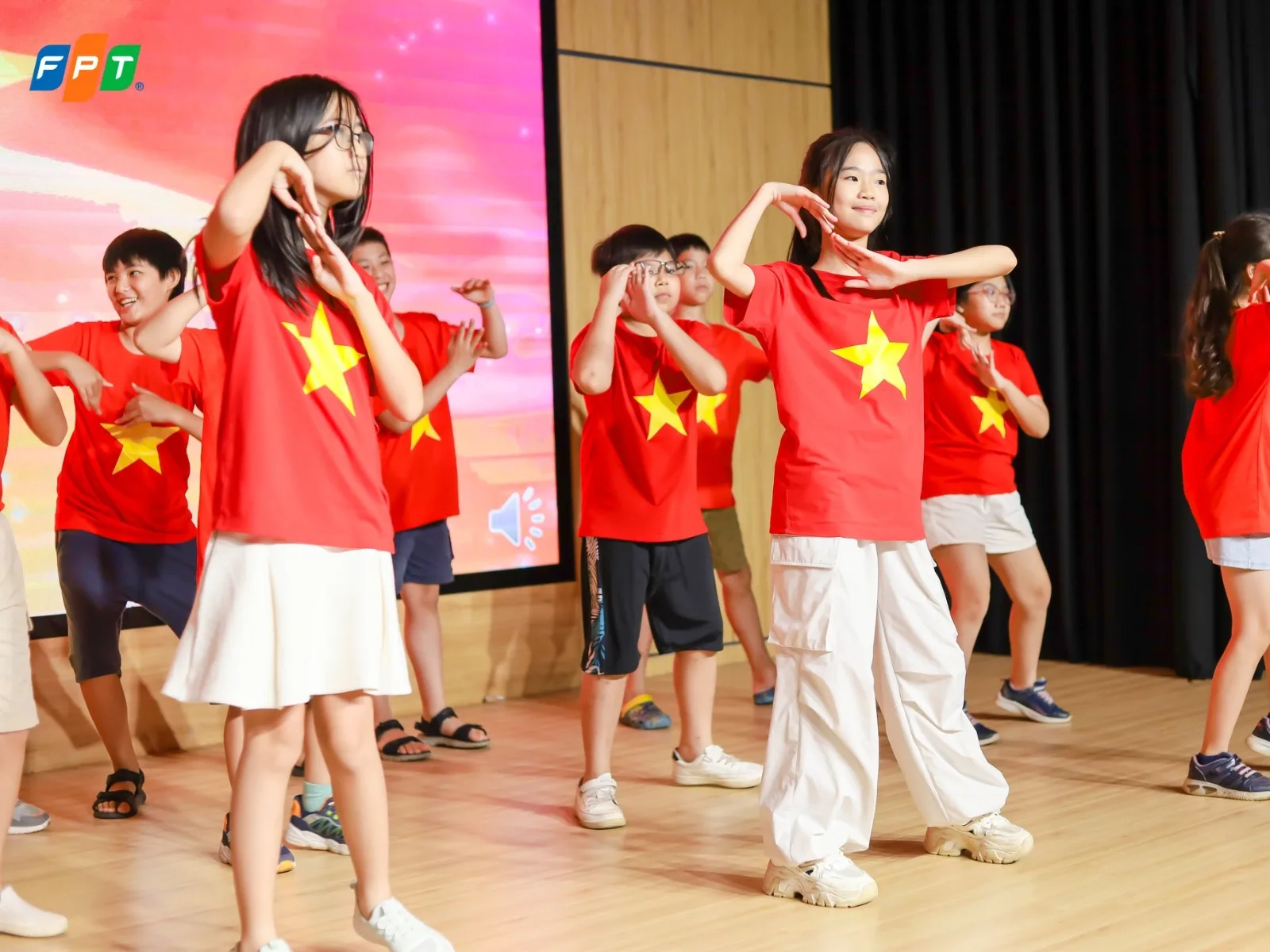 Lời khen nào giúp con phát triển tư duy tốt hơn? - FPT Education Vai trò của lời khen trong sự phát triển trí tuệ và tư duy của trẻ