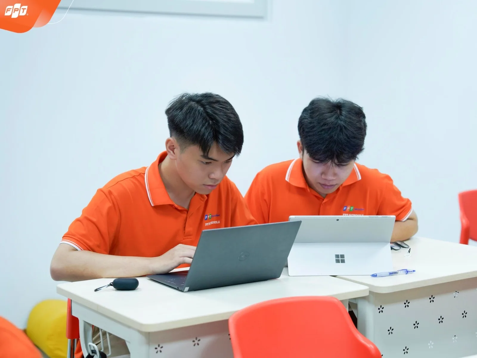 Lời khen nào giúp con phát triển tư duy tốt hơn? - FPT Education Kết hợp lời khen với lời hướng dẫn hoặc gợi ý cải thiện