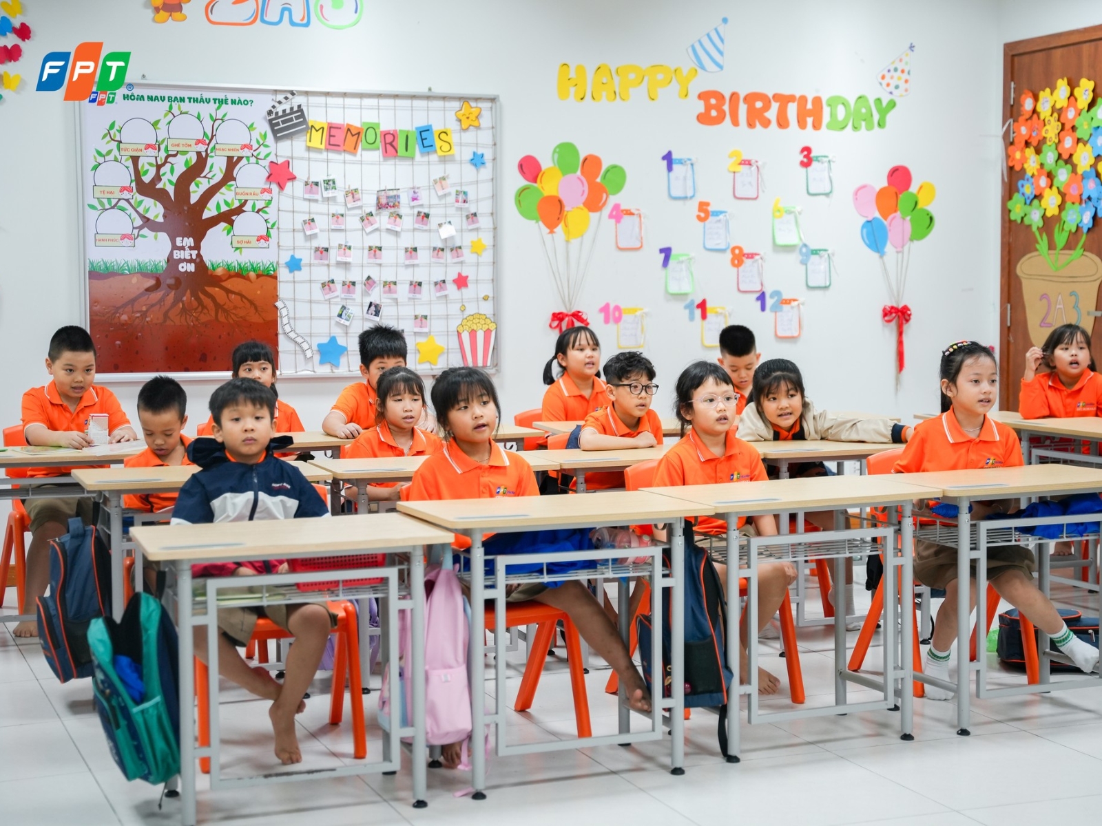 Trẻ phản ứng mạnh khi bị che một bên mắt