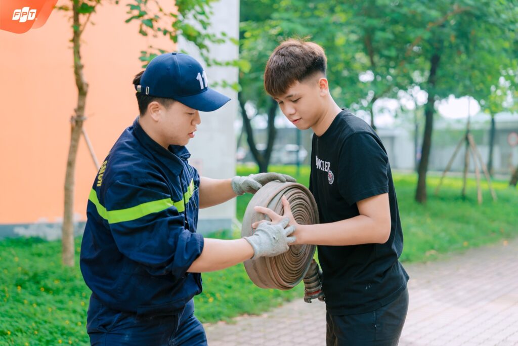 Pháp luật học đường giúp ngăn ngừa bạo lực học đường như thế nào? - FPT Education pháp luật học đường