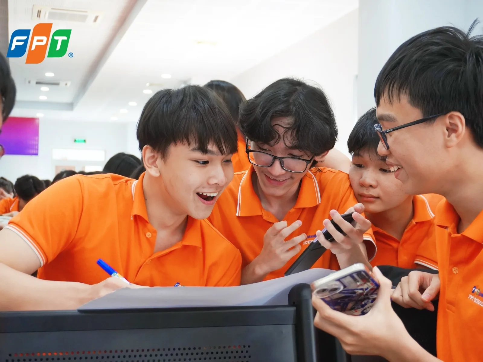 Trại hè tiếng Anh là gì? Lợi ích, chương trình và cách chọn đúng cho trẻ - FPT Education Trại hè tiếng Anh là gì?