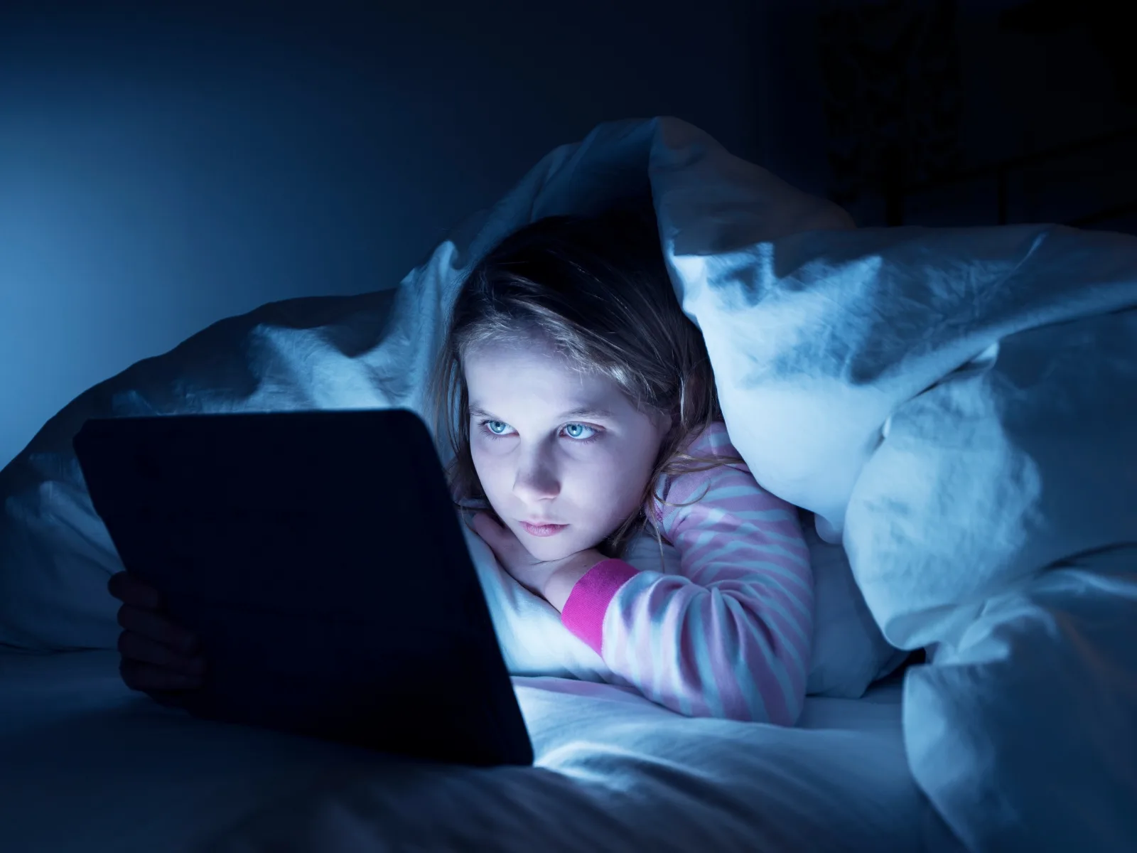 Trẻ bị kích thích cảm xúc: xem TikTok/Youtube, chơi game