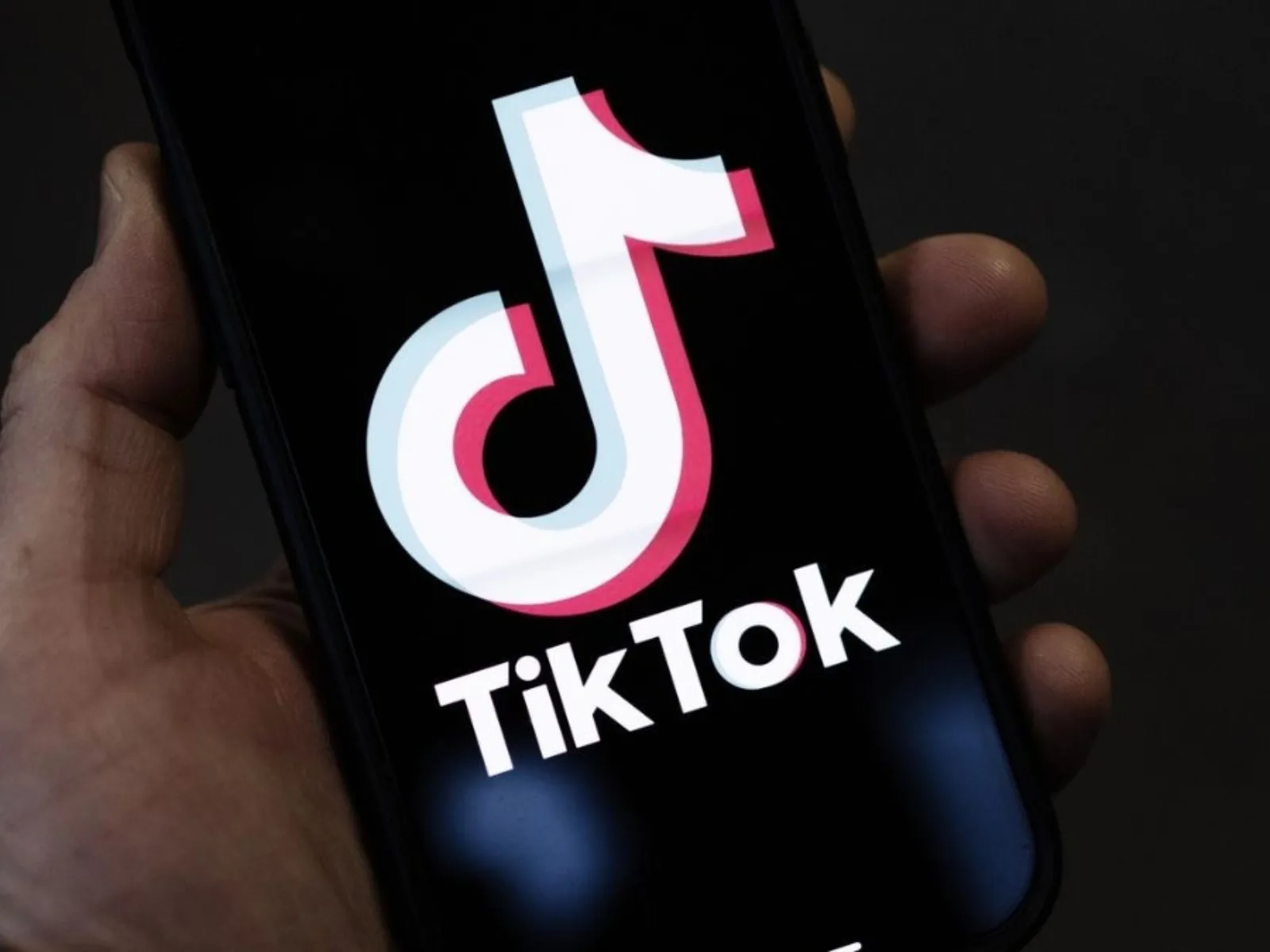 Trẻ sử dụng TikTok có ảnh hưởng gì? Những cảnh báo quan trọng không nên bỏ qua | FPT Schools