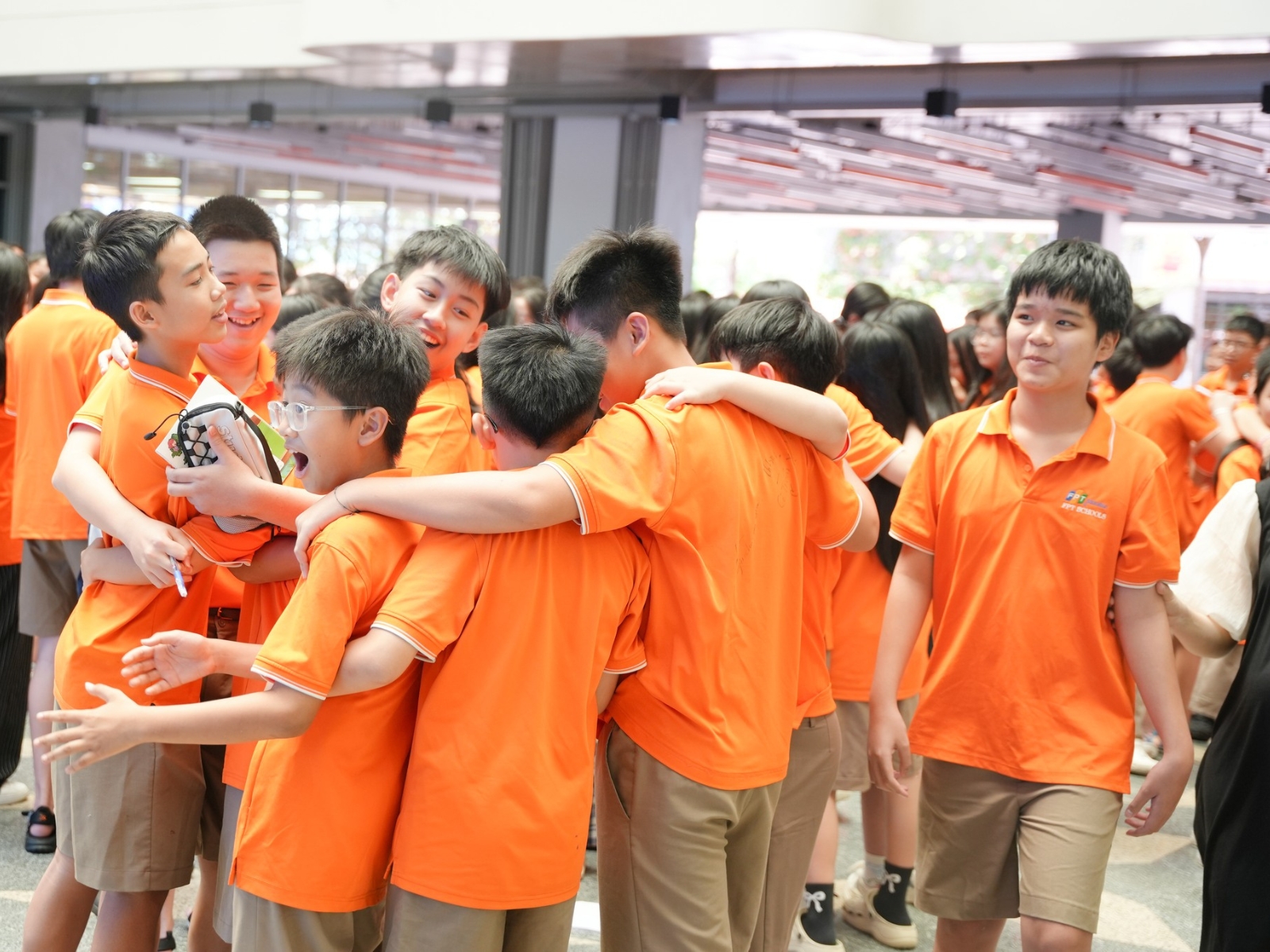 Trường học hạnh phúc khác gì “trường học chỉ chú trọng thành tích”?