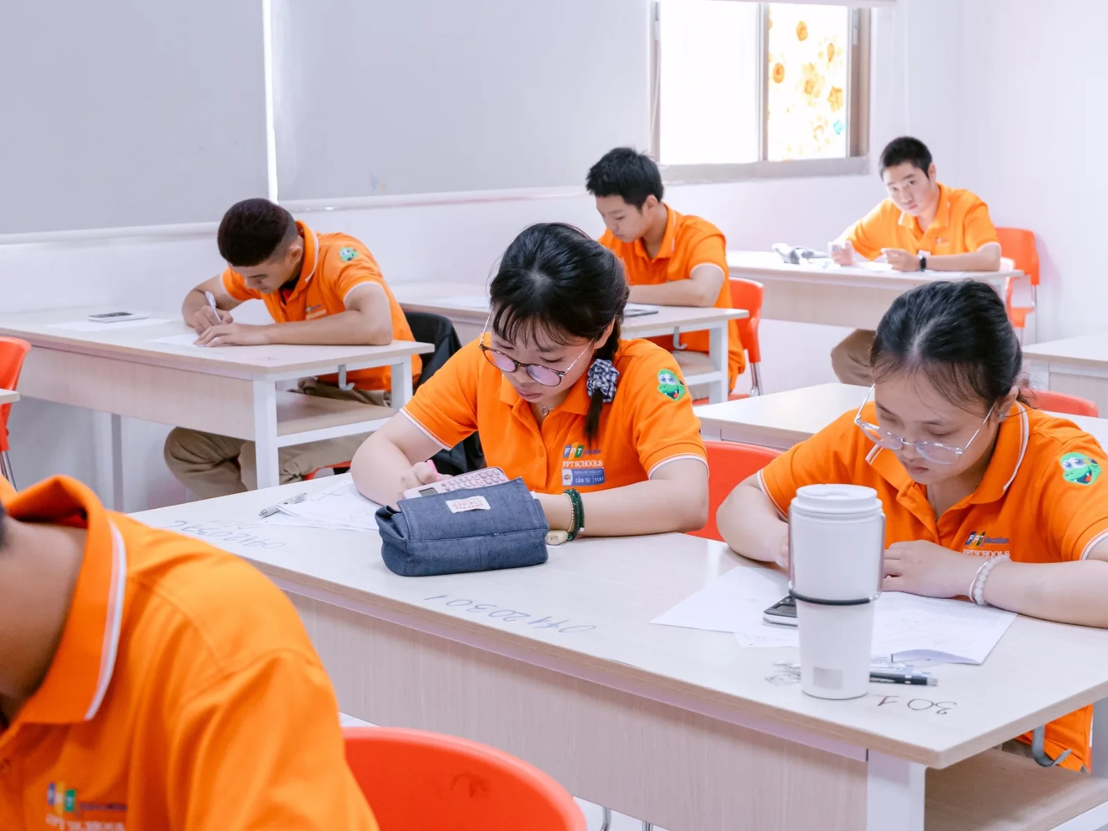 Tư thế đúng khi ngồi học cho trẻ: Hướng dẫn chuẩn giúp con tập trung và tránh gù lưng - FPT Education Vì sao tư thế đúng khi ngồi học rất quan trọng với trẻ?