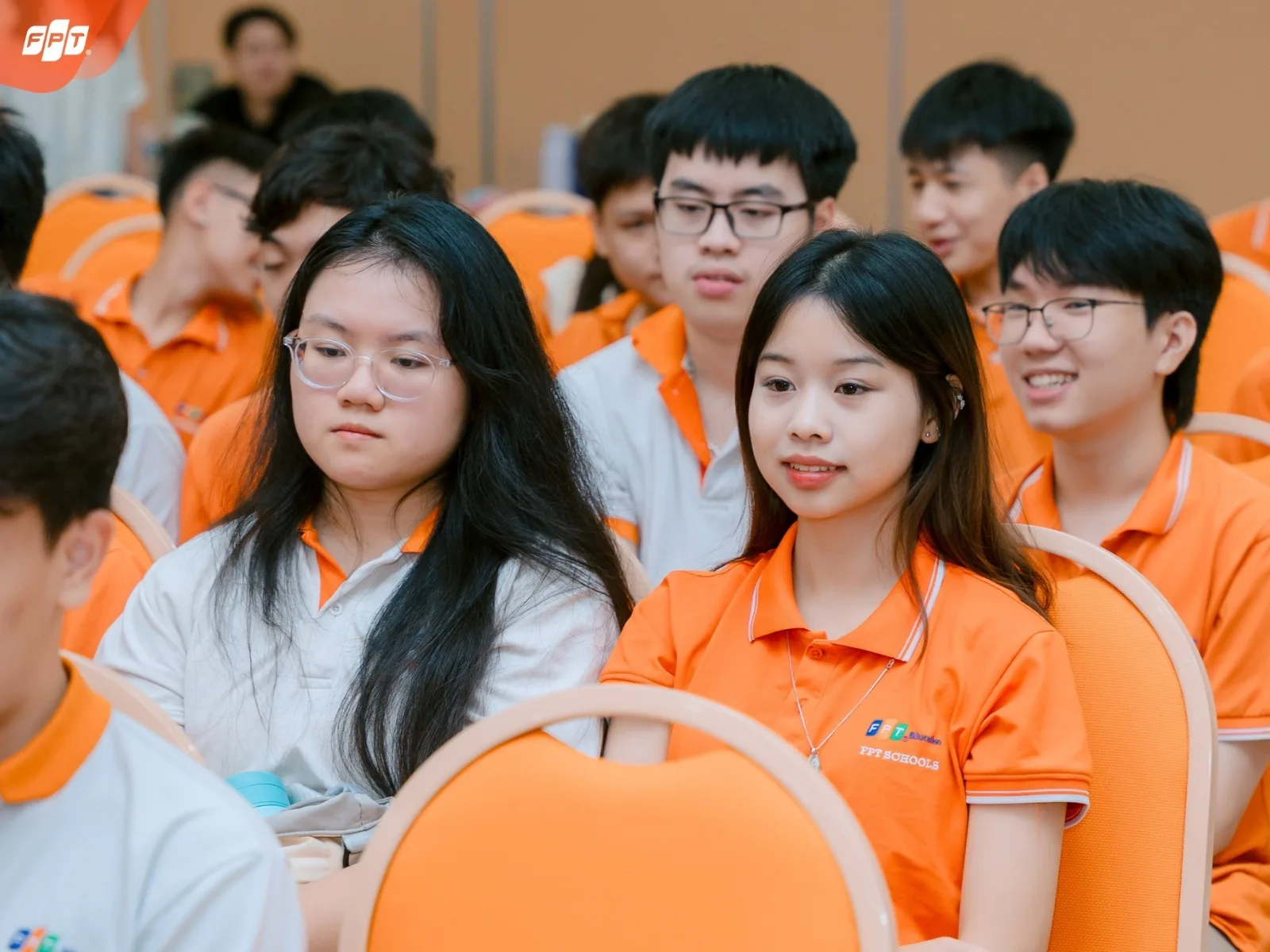 Tư thế đúng khi ngồi học cho trẻ: Hướng dẫn chuẩn giúp con tập trung và tránh gù lưng - FPT Education Không có hướng dẫn từ đầu