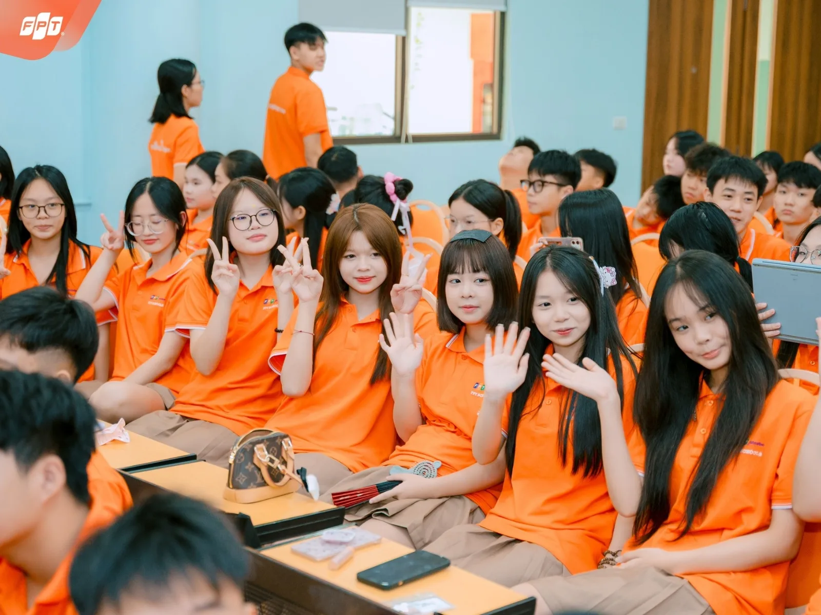 Tư thế đúng khi ngồi học cho trẻ: Hướng dẫn chuẩn giúp con tập trung và tránh gù lưng | FPT Schools